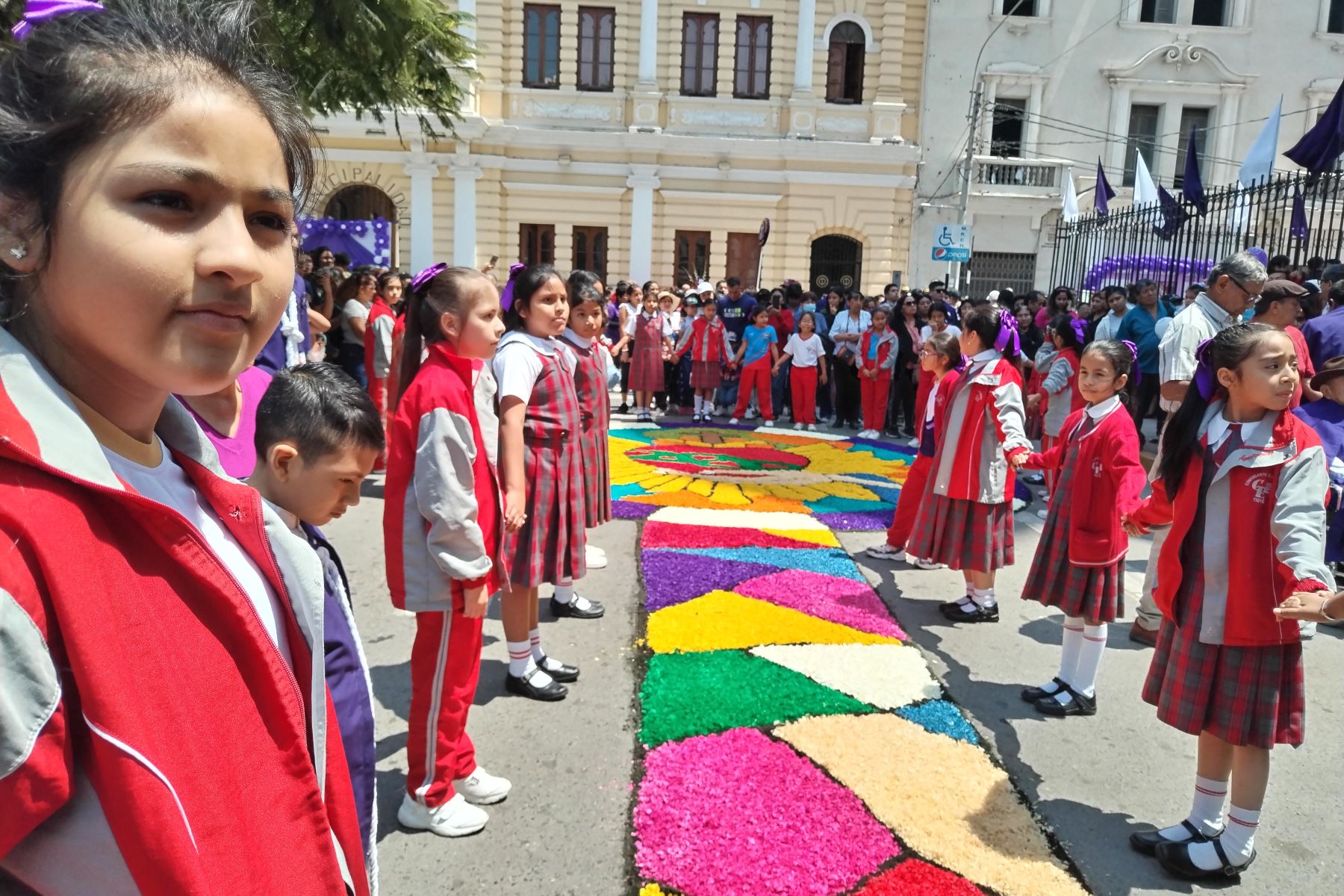 El anda del Cristo Moreno salió en hombros de la iglesia Santa María Catedral de Chiclayo. Foto: ANDINA/Difusión