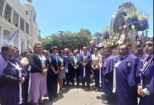 El anda del Cristo Moreno salió en hombros de la iglesia Santa María Catedral de Chiclayo. Foto: ANDINA/Difusión