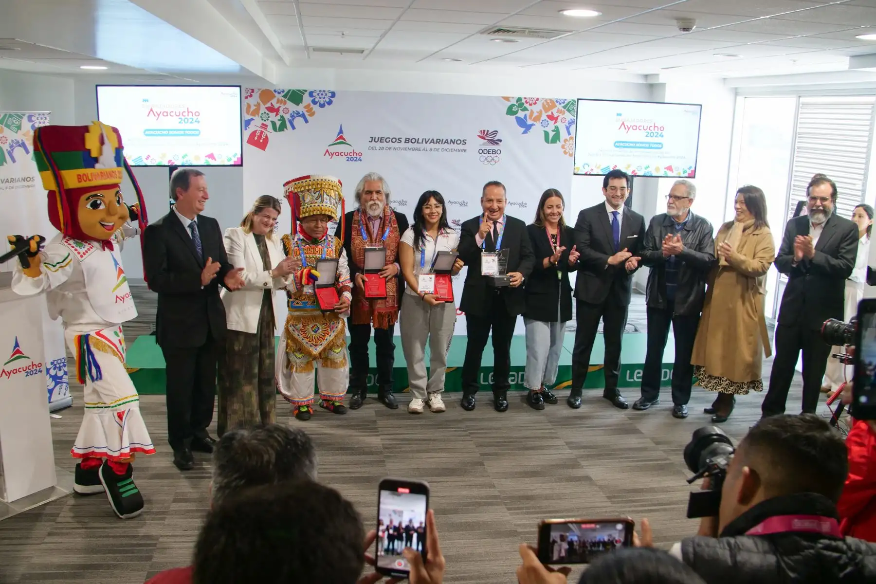 Los nuevos embajadores bolivarianos son Diosdado Gaitán Castro, Manuelcha Prado, Kiara Arango y Qori Sisicha. Foto: ANDINA/Legado