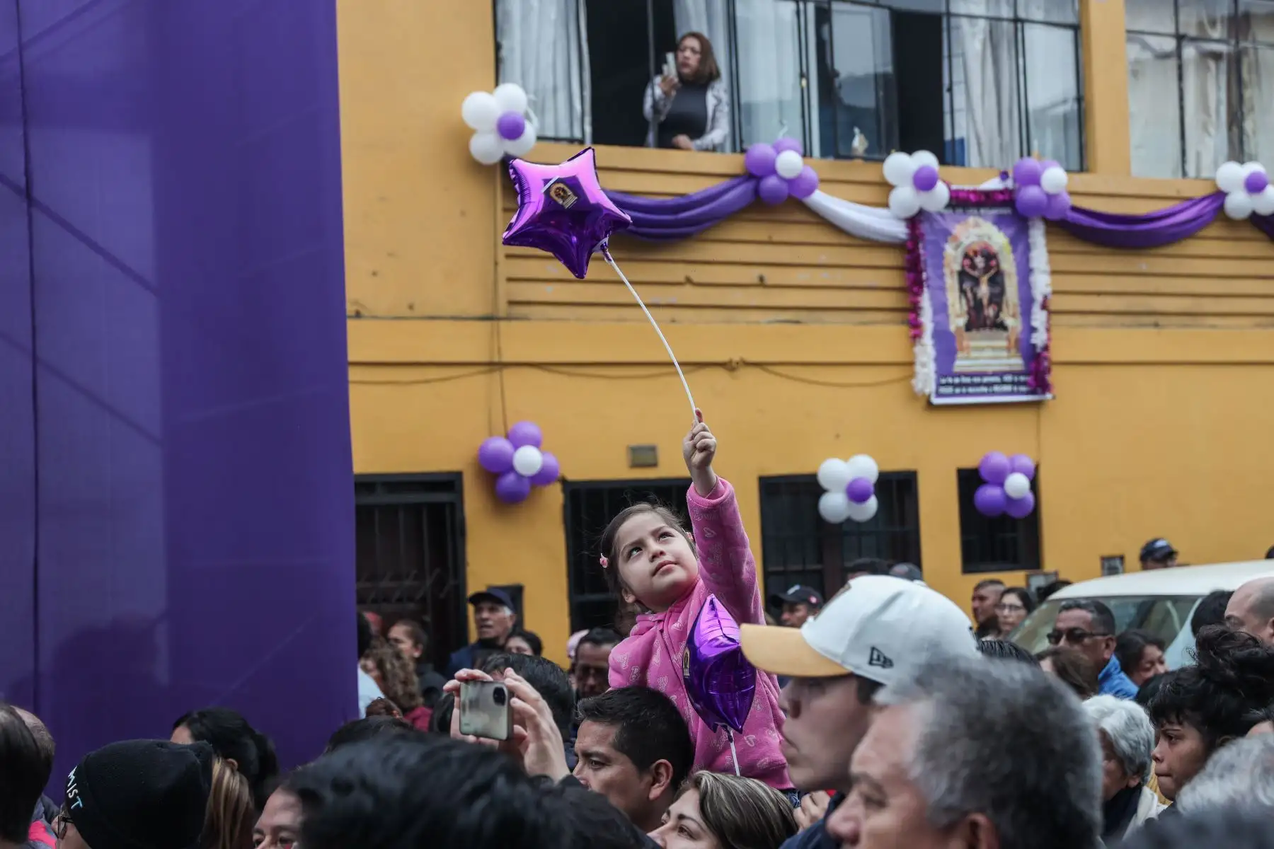 Imagen del Señor de los Milagros inicia su tercer recorrido procesional partiendo del Santuario de la Virgen del Carmen en Barrios Altos para dirigirse por jirón Huáncuco con dirección al Hospital Dos de Mayo. Foto: ANDINA/ Connie Calderon