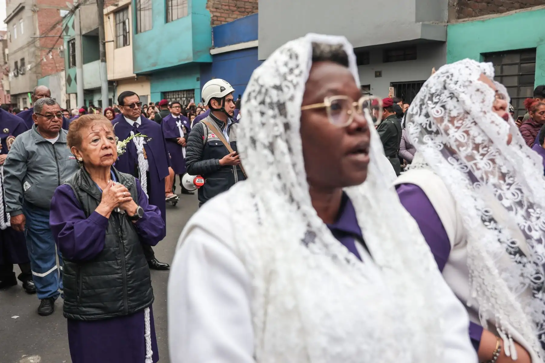 Hermanas entonan emotivos cantos al Señor de los Milagros. Foto: ANDINA/ Connie Calderon