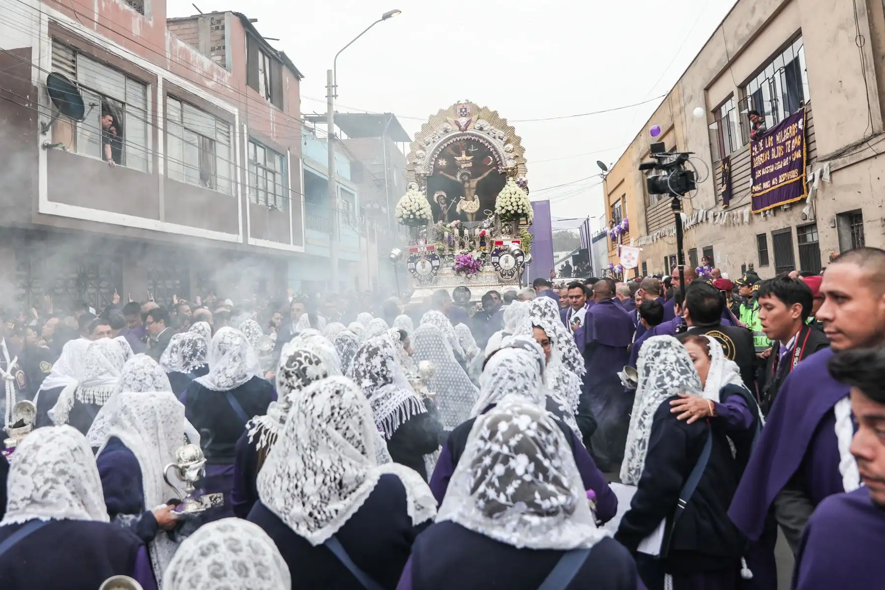 Imagen del Señor de los Milagros inicia su tercer recorrido procesional partiendo del Santuario de la Virgen del Carmen en Barrios Altos para dirigirse por jirón Huáncuco con dirección al Hospital Dos de Mayo. Foto: ANDINA/ Connie Calderon