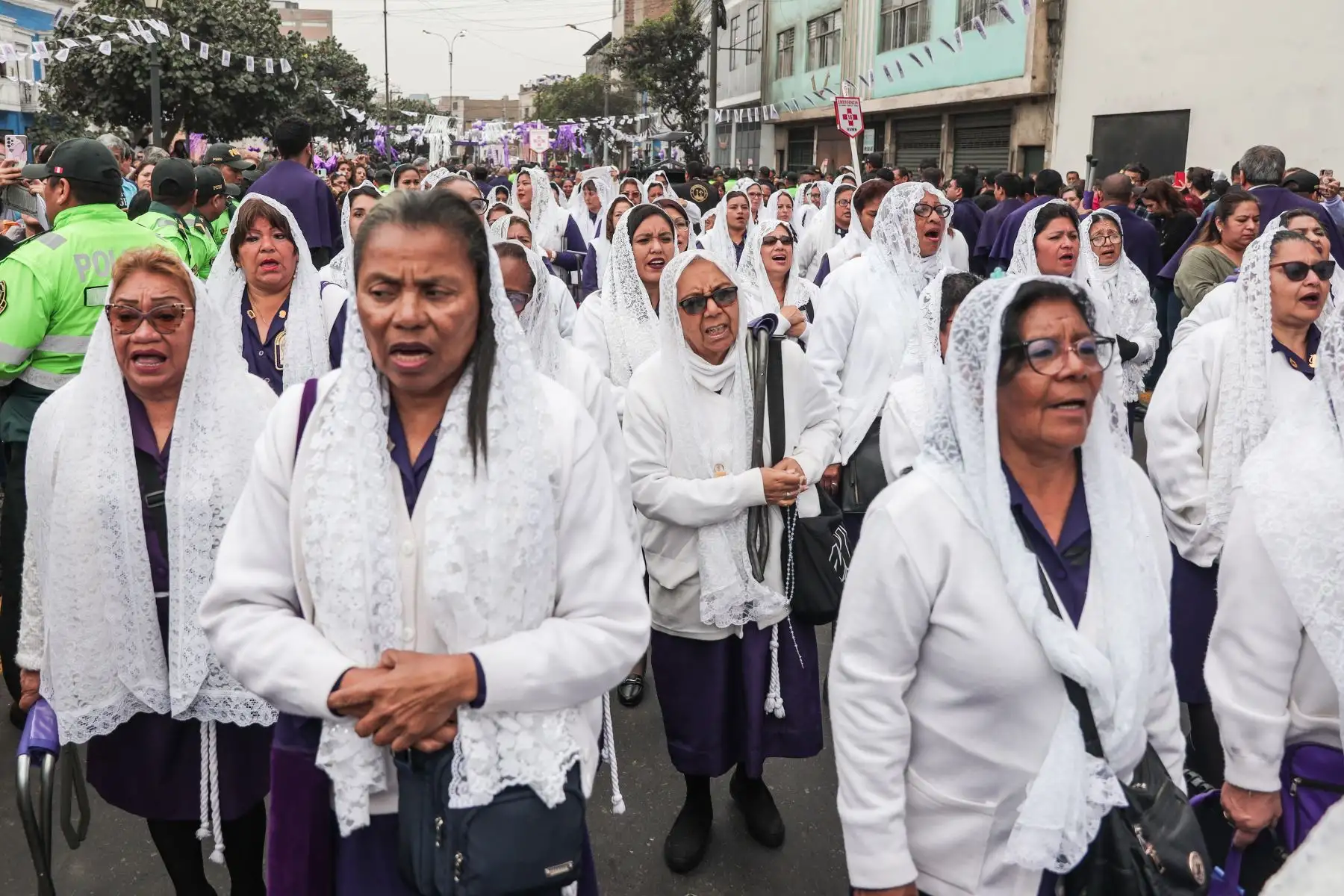 Hermanas entonan emotivos cantos al Señor de los Milagros. Foto: ANDINA/ Connie Calderon