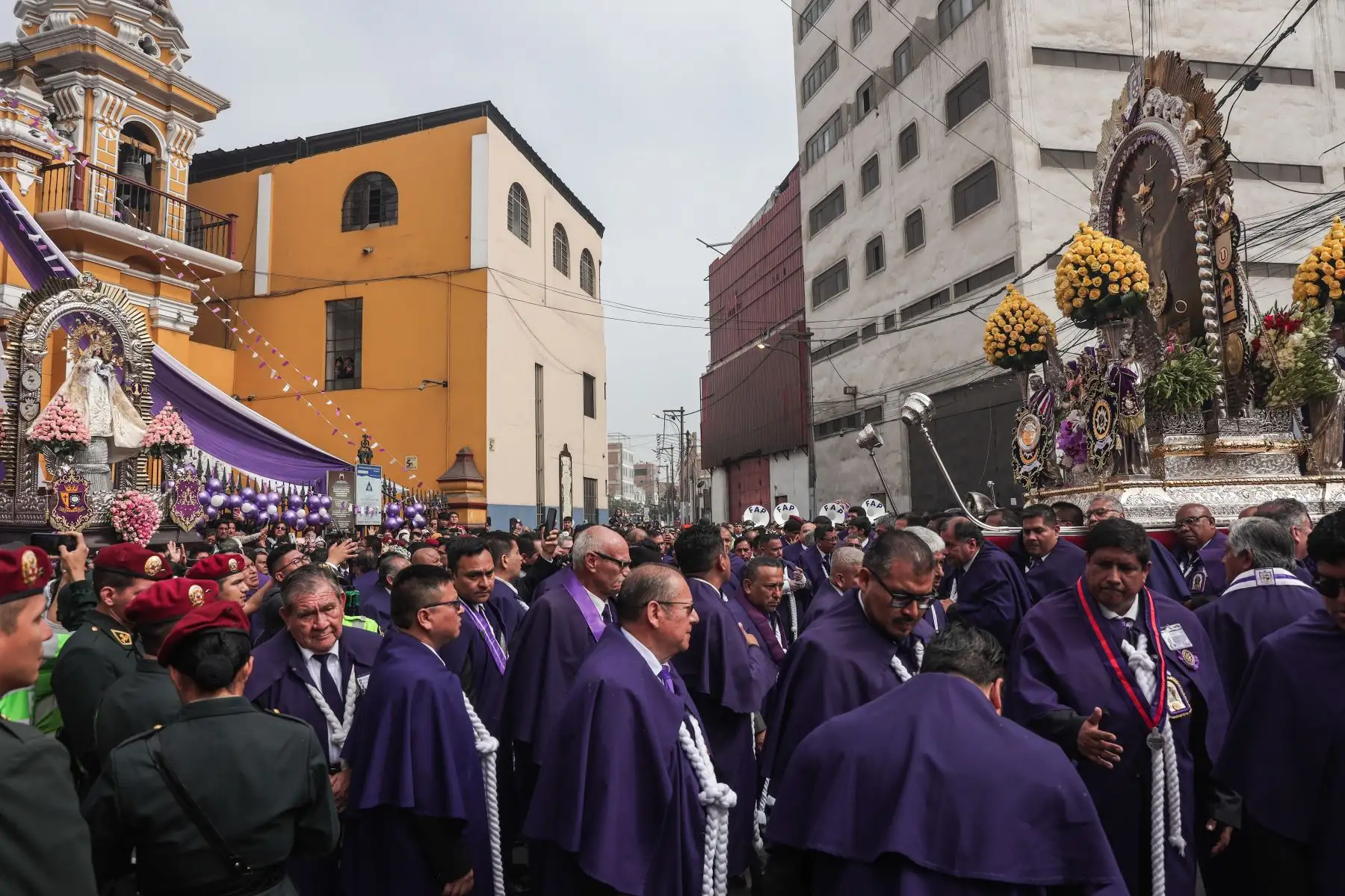 Imagen del Señor de los Milagros se encuentra con la Virgen de Cocharcas en la Iglesia que lleva su nombre, durante el tercer recorrido procesional. Foto: ANDINA/ Connie Calderon