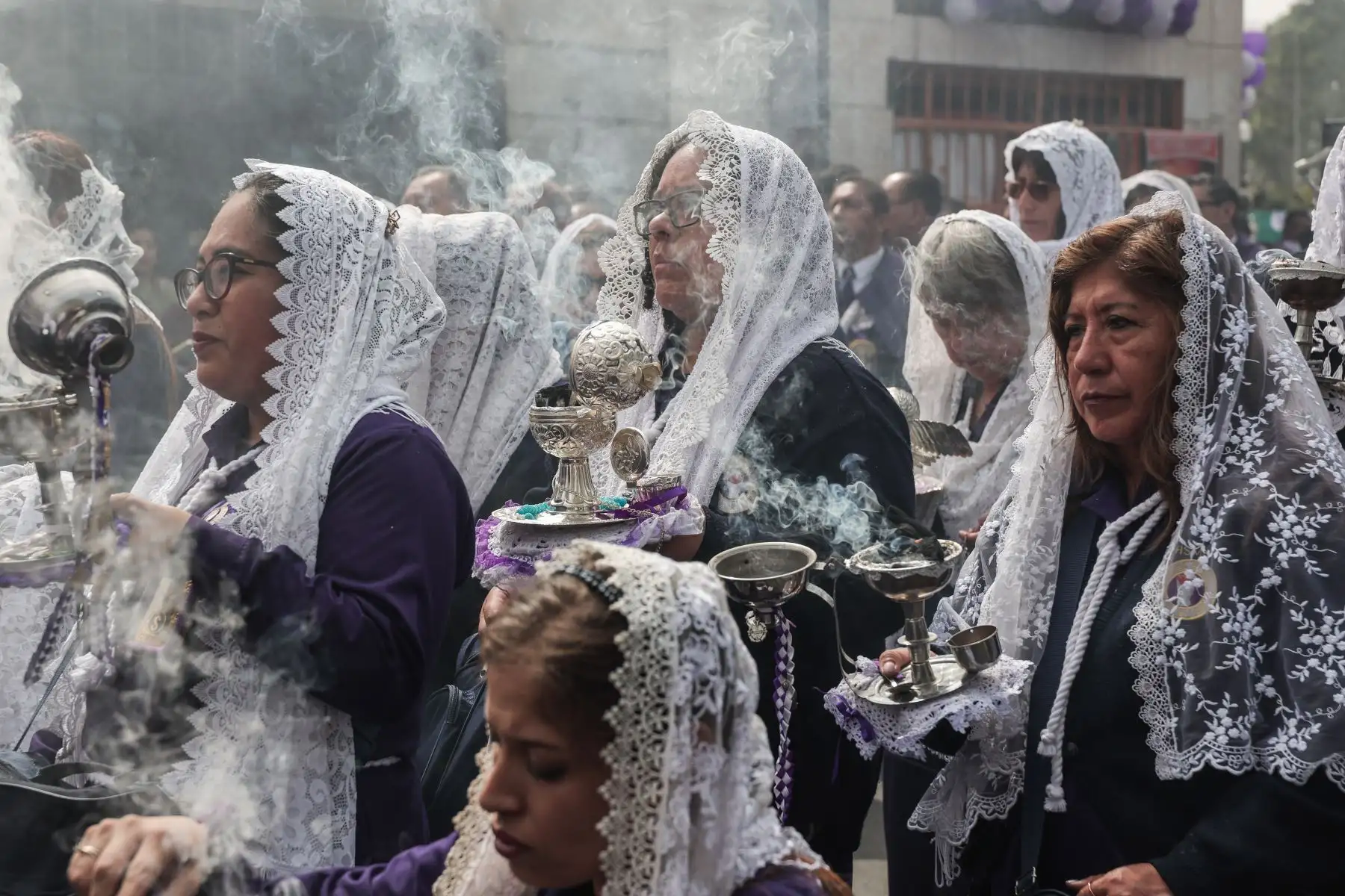 Hermanas sahumadoras acompañan la procesión.  Foto: ANDINA/ Connie Calderon