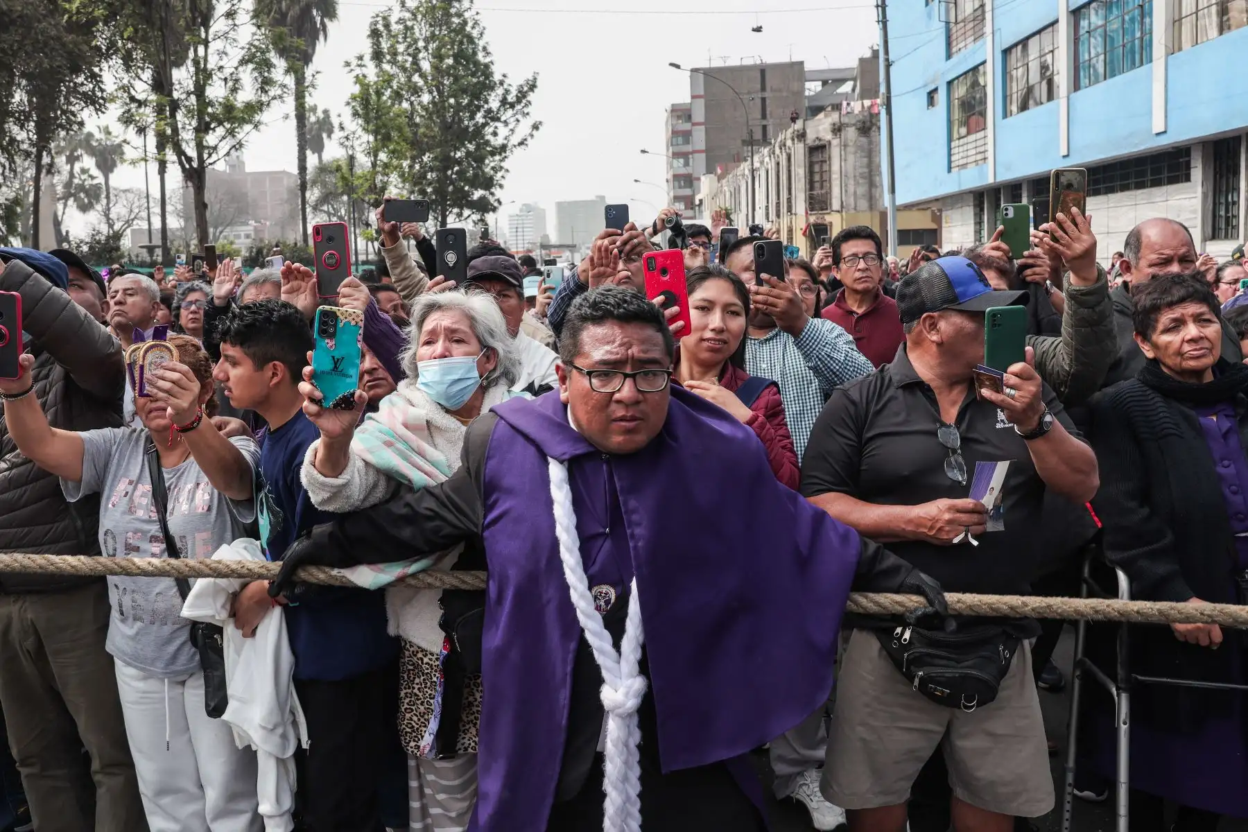 Imagen del Señor de los Milagros inicia su tercer recorrido procesional partiendo del Santuario de la Virgen del Carmen en Barrios Altos para dirigirse por jirón Huáncuco con dirección al Hospital Dos de Mayo. Foto: ANDINA/ Connie Calderon