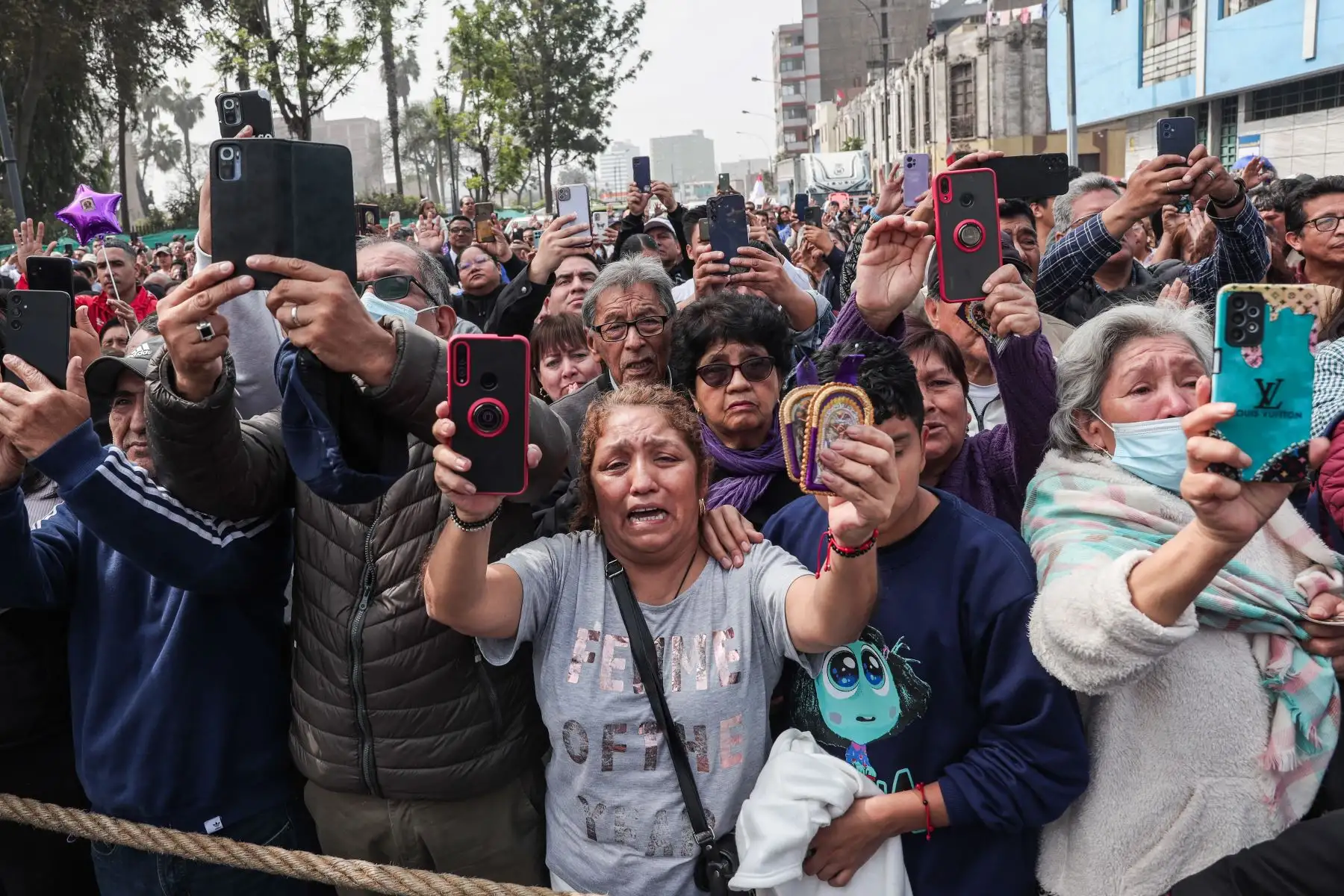 Fieles acompañan la procesión con estampitas, fotografías y mucha devoción. Foto: ANDINA/ Connie Calderon