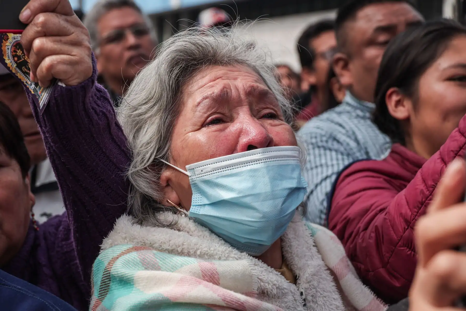 Fieles se emocionan hasta las lágrimas durante el paso de la sagrada imagen frente a ellos. Foto: ANDINA/ Connie Calderon