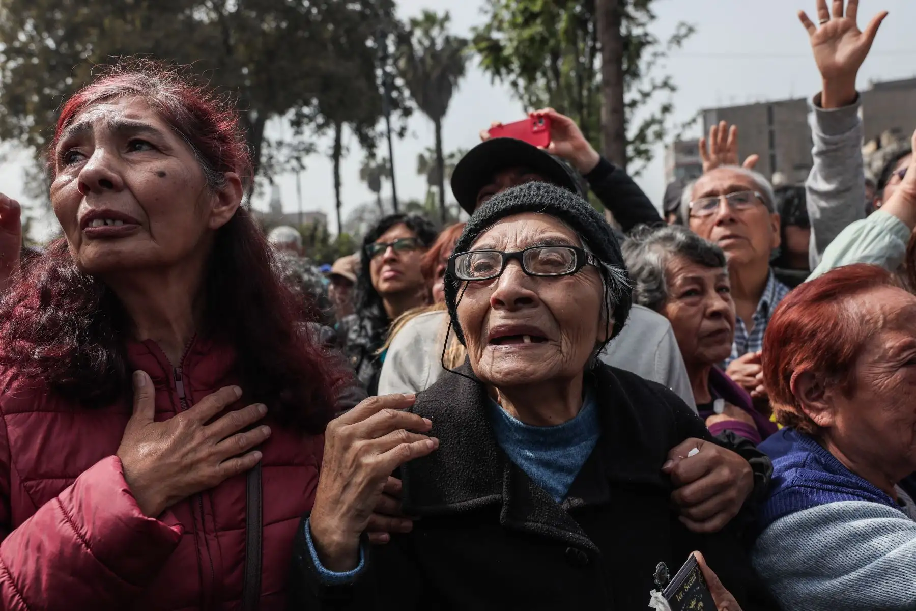Fieles se emocionan hasta las lágrimas durante el paso de la sagrada imagen frente a ellos. Foto: ANDINA/ Connie Calderon