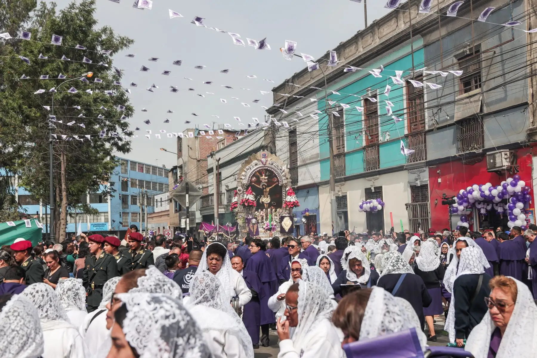 Imagen del Señor de los Milagros inicia su tercer recorrido procesional partiendo del Santuario de la Virgen del Carmen en Barrios Altos para dirigirse por jirón Huáncuco con dirección al Hospital Dos de Mayo. Foto: ANDINA/ Connie Calderon