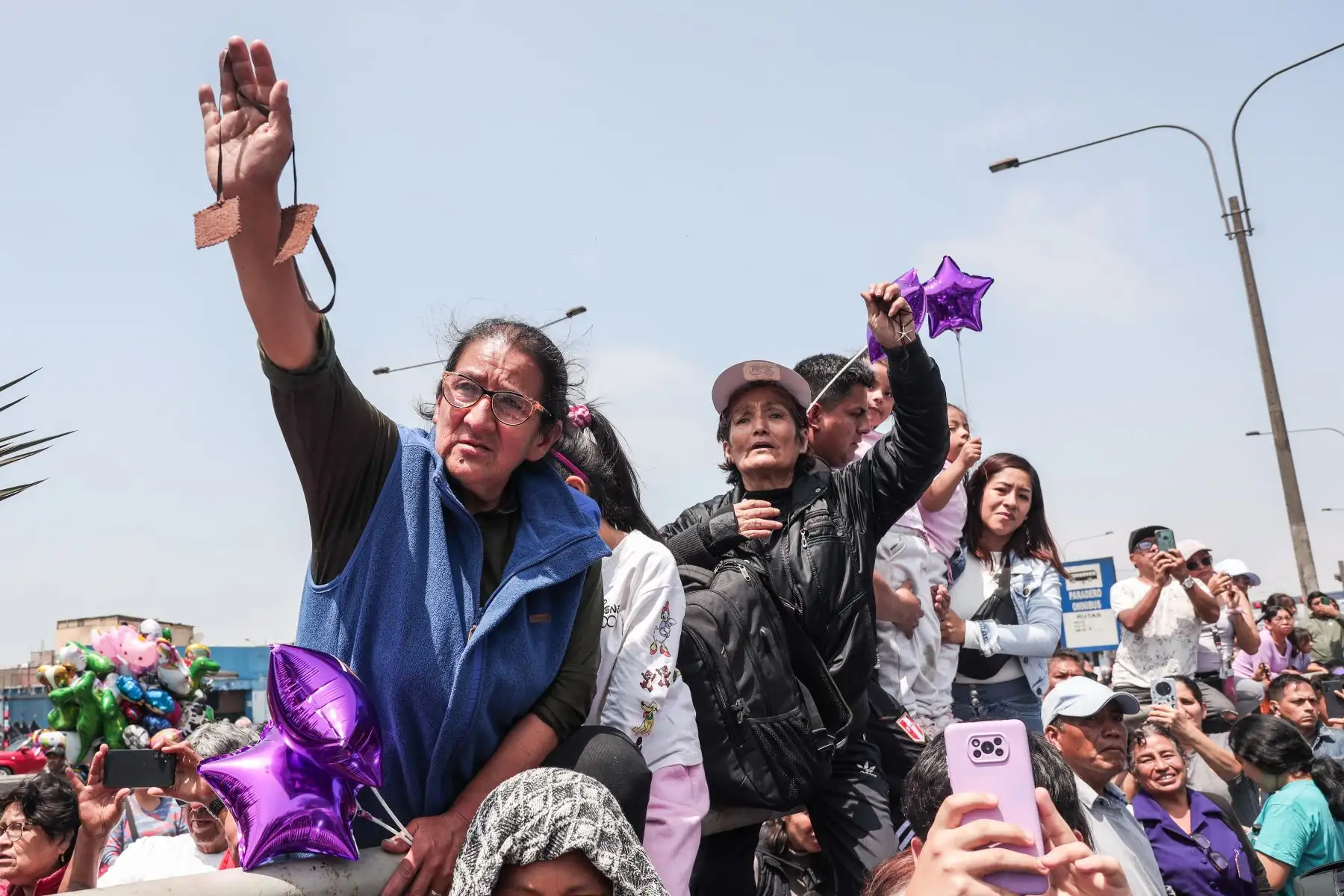 Fieles acompañan al Señor de los Milagros continúa en su tercer recorrido procesional desde el Hospital Dos de Mayo hasta el Hospital Almenara. Foto: ANDINA/ Connie Calderon