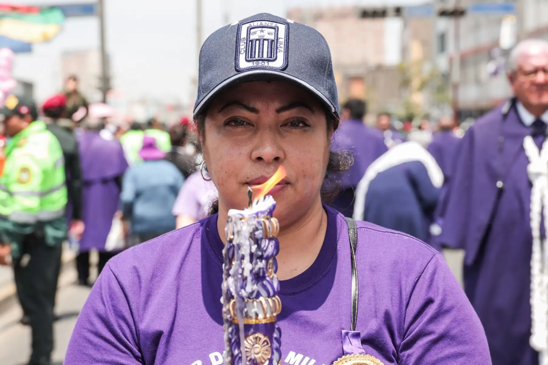 Fieles acompañan al Señor de los Milagros en su tercer recorrido procesional desde el Hospital Dos de Mayo hasta el Hospital Almenara. Foto: ANDINA/ Connie Calderon