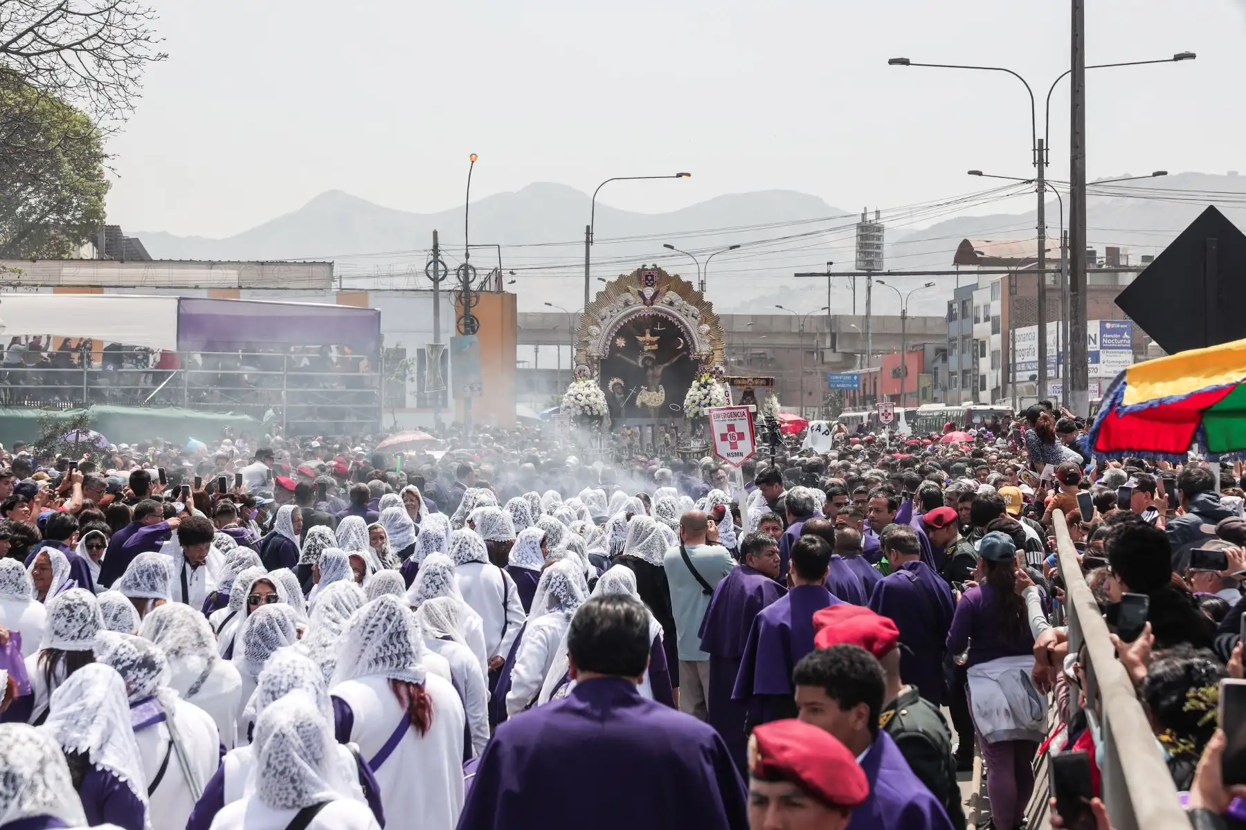 Fieles acompañan al Señor de los Milagros continúa en su tercer recorrido procesional desde el Hospital Dos de Mayo hasta el Hospital Almenara. Foto: ANDINA/ Connie Calderon
