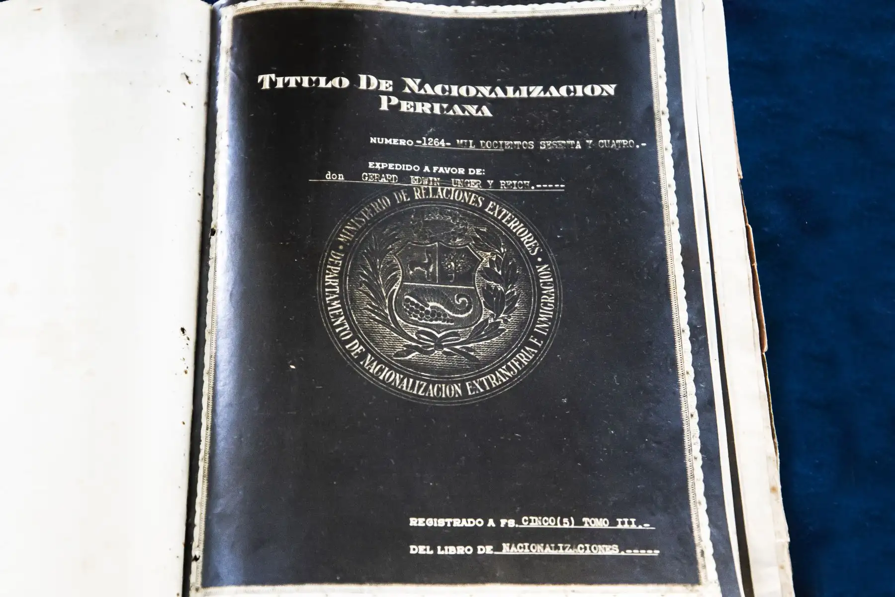 Como se recuerda, el referido tomo fue declarado también como Patrimonio Cultural de la Nación y podemos encontrar los trámites de nacionalización de destacados personajes como: Karl Weiss, director del Colegio San José de Chiclayo; Bernhard Pellny, ingeniero en obras portuarias en el Callao, Pimentel y Malabrigo; Juan Pablo Lohmann, padre del reconocido historiador Guillermo Lohmann Villena, entre otros.