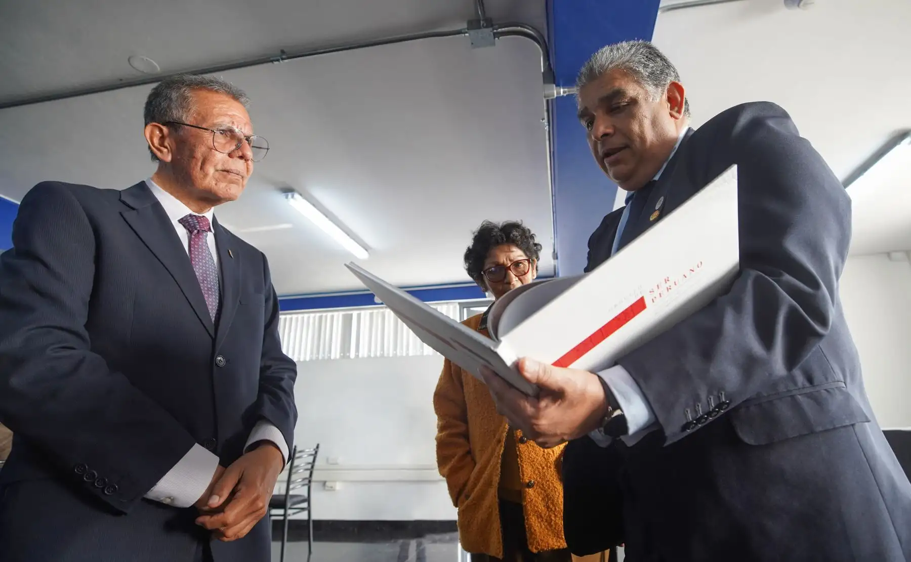 Dicho ejemplar, en el que se encuentra parte de la historia de la migración extranjera al Perú, incluye los expedientes de nacionalización de 14 ciudadanos, entre ellos 12 alemanes y dos yugoslavos, quienes decidieron convertirse en peruanos durante un periodo marcado por profundas transformaciones mundiales.