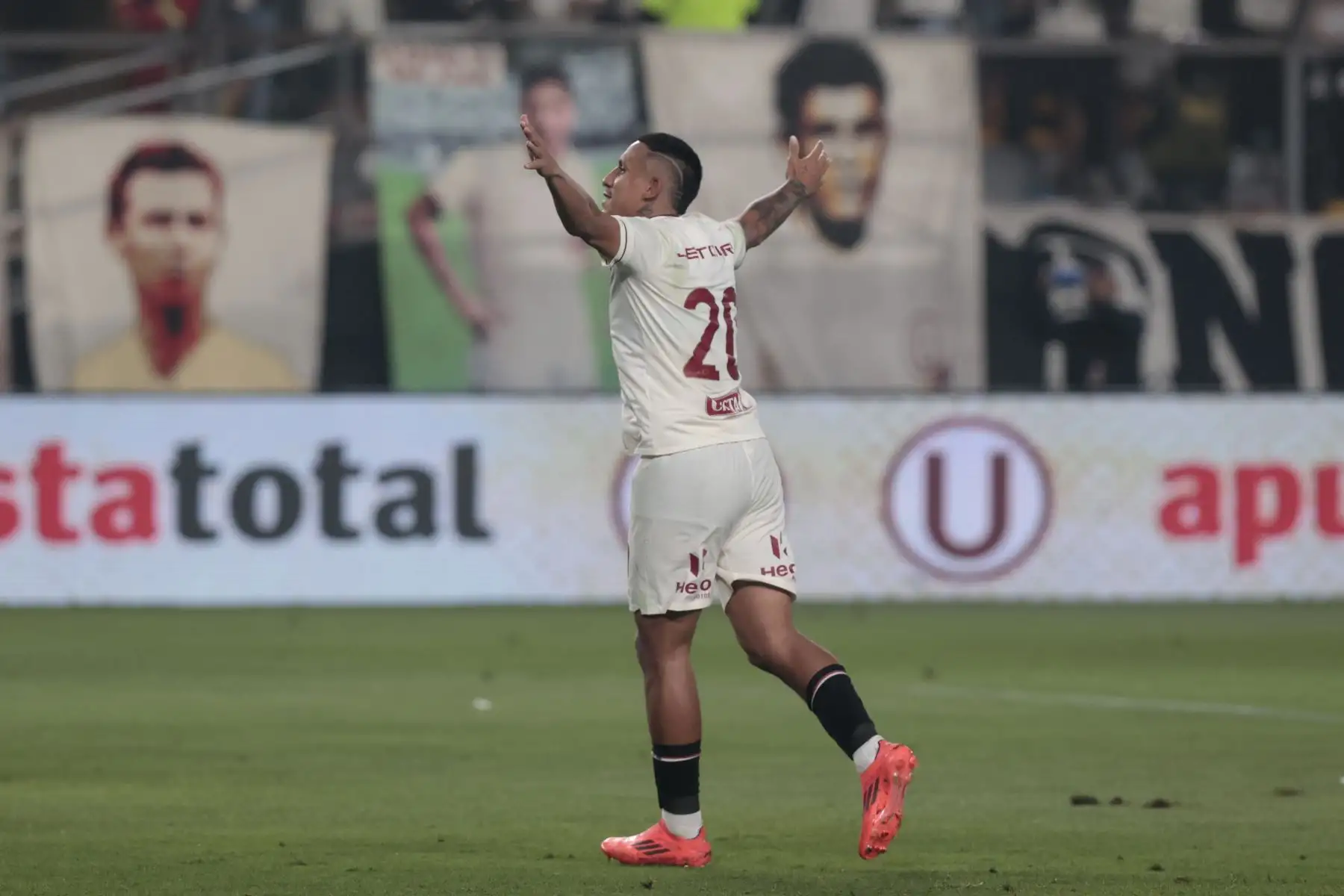 Universitario de Deportes recibe a ADT de Tarma en el Monumental de Ate por la fecha 14 del Torneo Clausura. Foto: ANDINA/Vidal Tarqui