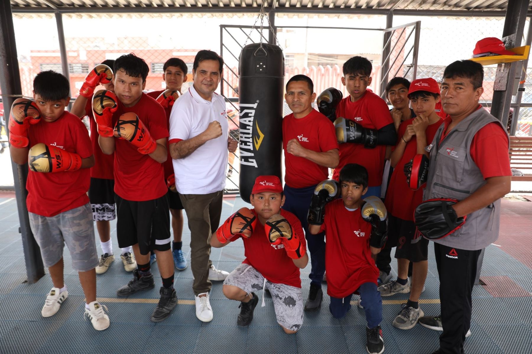 El presidente del IPD, Federico Tong, compartió con los niños y jóvenes deportista en Carabayllo