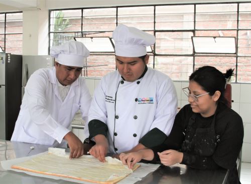 Más de 400 docentes de cocina, hostelería y de otras especialidades de Cetpro de cinco regiones del país fueron capacitados por el Minedu. ANDINA/Difusión