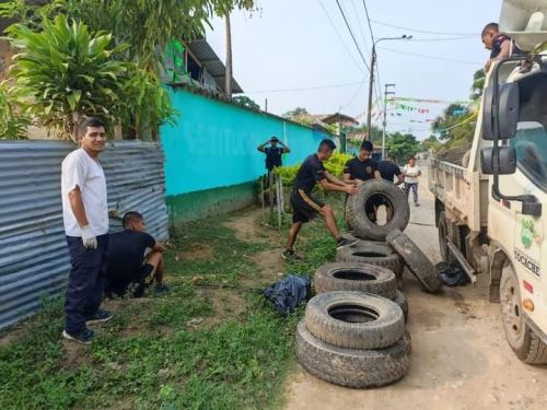 Brigadistas de la Diresa San Martín y miembros del Ejército eliminaron más de 27 toneladas de potenciales criaderos del zancudo transmisor del dengue y otras enfermedades. La jornada se desarrolló en la provincia de Tocache. ANDINA/Difusión