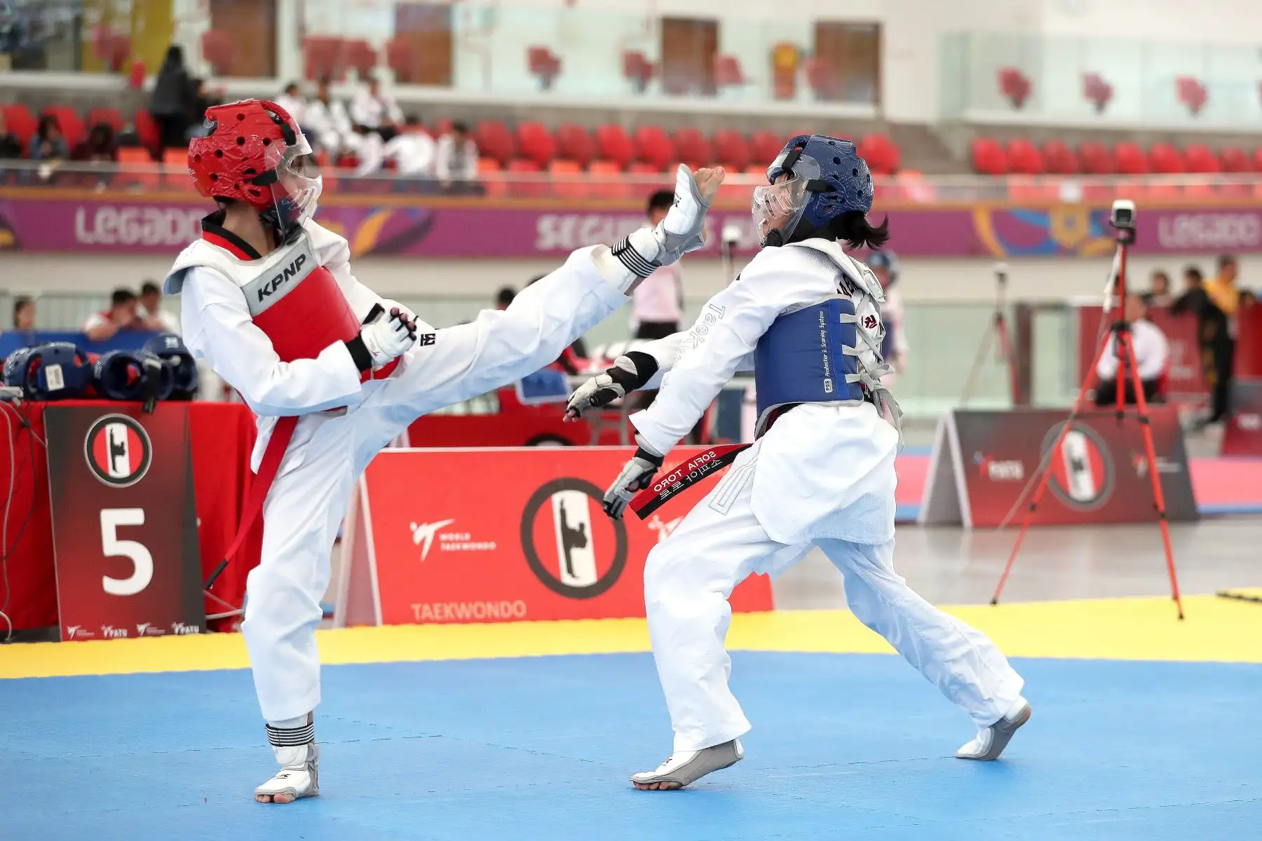 Tercer Campeonato ranking nacional de Taekwondo. "Copa Gran Maestro Ki Hyung Lee ". 
Hoy domingo se desarrolla las competencias de Cadetes y Mayores.
Villa Deportiva Nacional.
Foto : ANDINA / Lino Chipana.