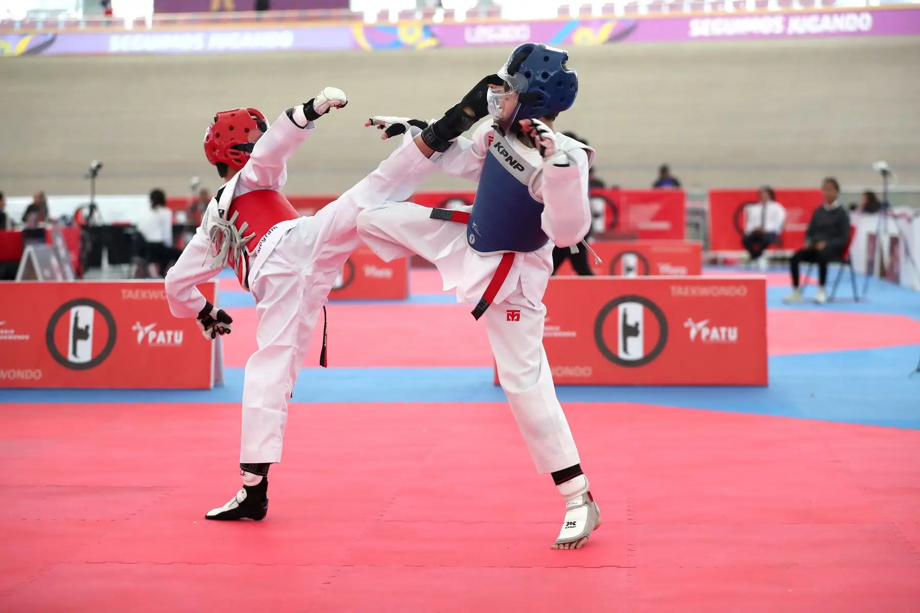 Tercer Campeonato ranking nacional de Taekwondo. "Copa Gran Maestro Ki Hyung Lee ". 
Hoy domingo se desarrolla las competencias de Cadetes y Mayores.
Villa Deportiva Nacional.
Foto : ANDINA / Lino Chipana.