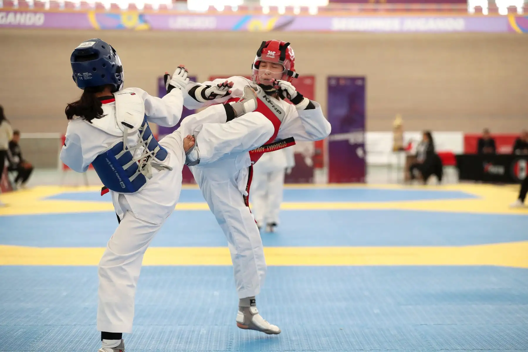 Tercer Campeonato ranking nacional de Taekwondo. "Copa Gran Maestro Ki Hyung Lee ". 
Hoy domingo se desarrolla las competencias de Cadetes y Mayores.
Villa Deportiva Nacional.
Foto : ANDINA / Lino Chipana.