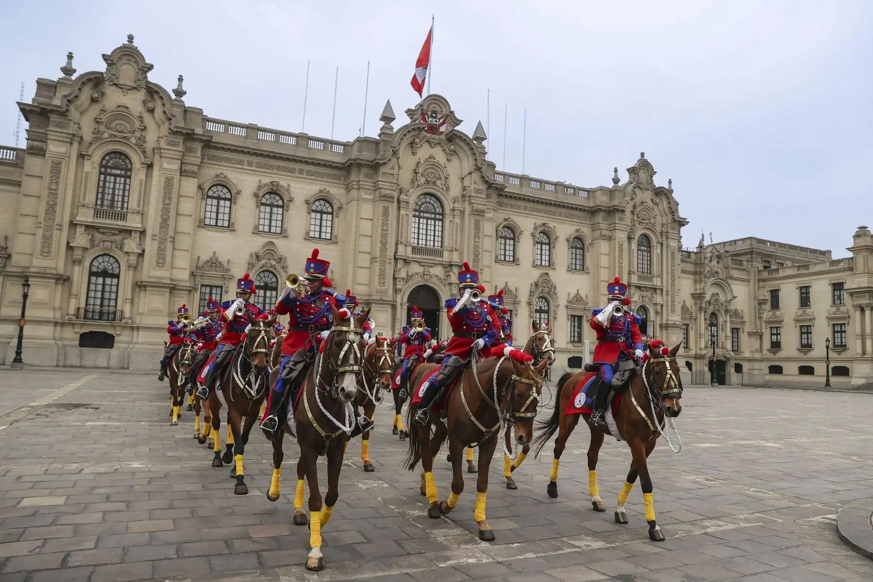 El Canciller, Elmer Schialer Salcedo, acompañado por el Nuncio Apostólico y miembros del Cuerpo Diplomático, presidieron el cambio de guardia, Regimiento de Caballería Glorioso Húsares de Junín, escolta del la Presidenta de la República. Foto: ANDINA/Prensa Presidencia