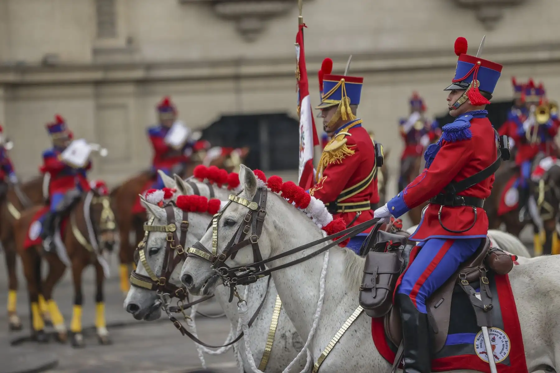 El Canciller, Elmer Schialer Salcedo, acompañado por el Nuncio Apostólico y miembros del Cuerpo Diplomático, presidieron el cambio de guardia, Regimiento de Caballería Glorioso Húsares de Junín, escolta del la Presidenta de la República. Foto: ANDINA/Prensa Presidencia