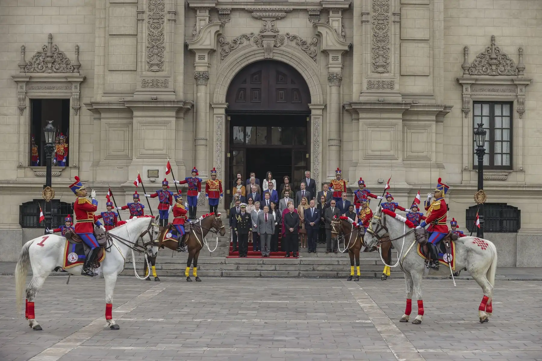 El Canciller, Elmer Schialer Salcedo, acompañado por el Nuncio Apostólico y miembros del Cuerpo Diplomático, presidieron el cambio de guardia, Regimiento de Caballería Glorioso Húsares de Junín, escolta del la Presidenta de la República. Foto: ANDINA/Prensa Presidencia