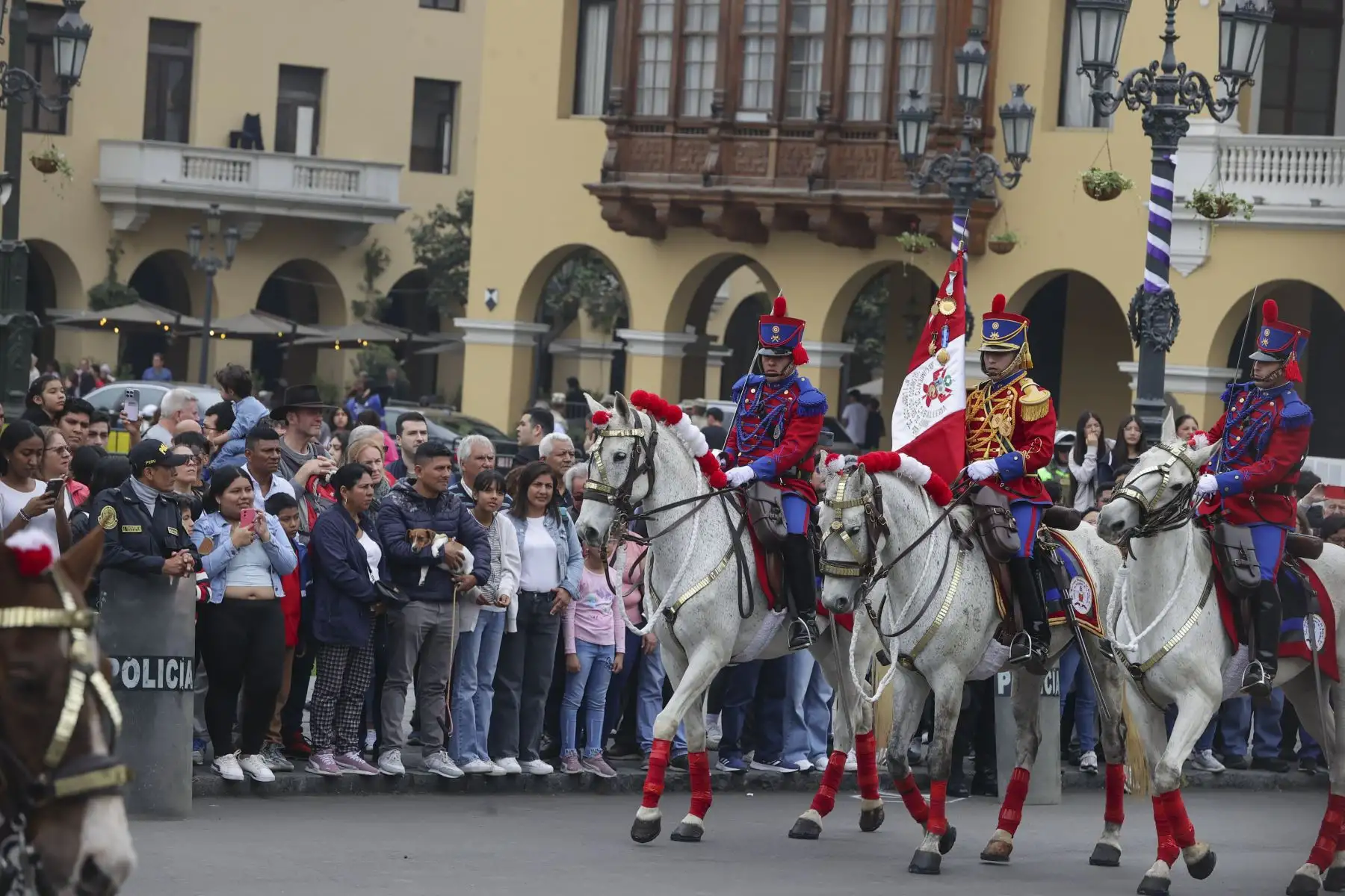 El Canciller, Elmer Schialer Salcedo, acompañado por el Nuncio Apostólico y miembros del Cuerpo Diplomático, presidieron el cambio de guardia, Regimiento de Caballería Glorioso Húsares de Junín, escolta del la Presidenta de la República. Foto: ANDINA/Prensa Presidencia