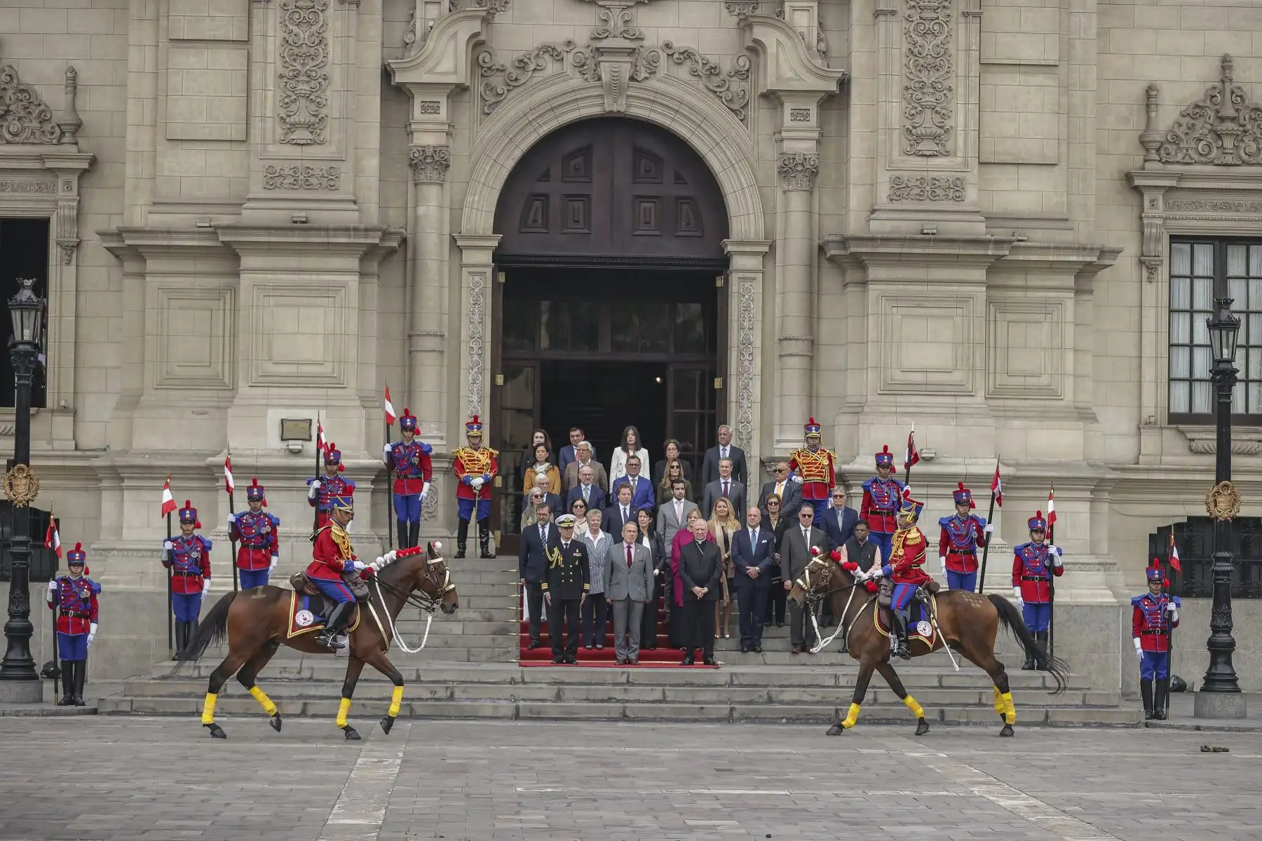 El Canciller, Elmer Schialer Salcedo, acompañado por el Nuncio Apostólico y miembros del Cuerpo Diplomático, presidieron el cambio de guardia, Regimiento de Caballería Glorioso Húsares de Junín, escolta del la Presidenta de la República. Foto: ANDINA/Prensa Presidencia