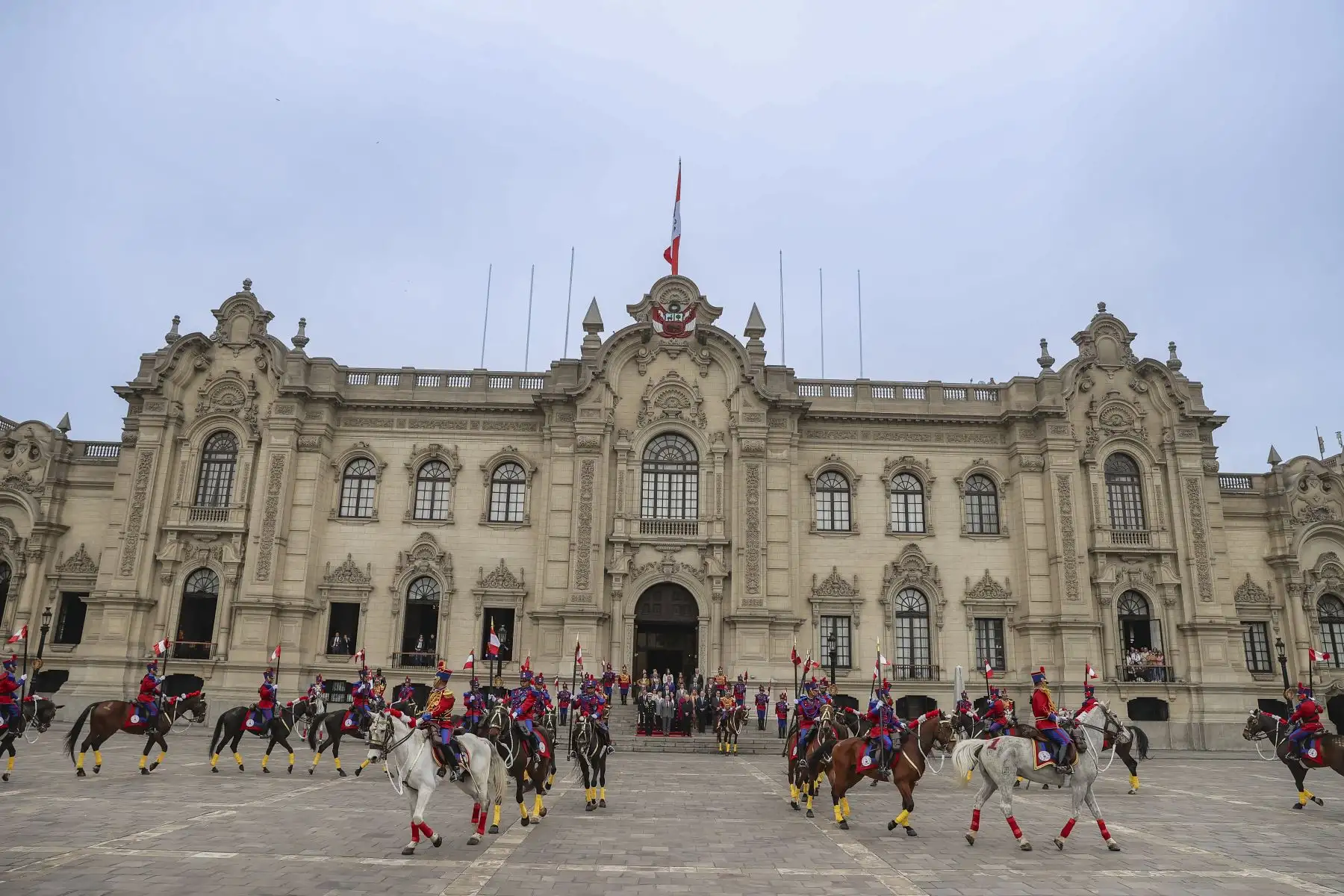 El Canciller, Elmer Schialer Salcedo, acompañado por el Nuncio Apostólico y miembros del Cuerpo Diplomático, presidieron el cambio de guardia, Regimiento de Caballería Glorioso Húsares de Junín, escolta del la Presidenta de la República. Foto: ANDINA/Prensa Presidencia