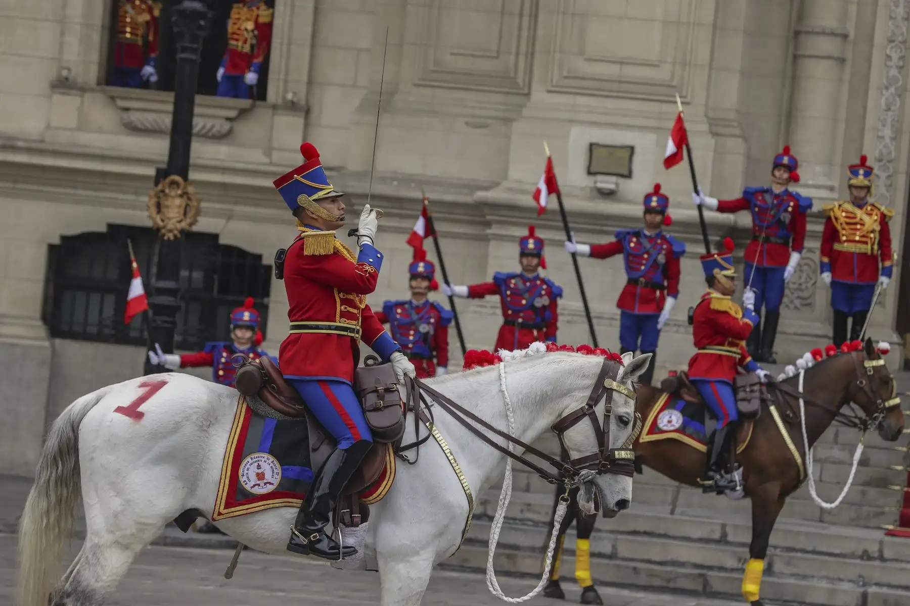El Canciller, Elmer Schialer Salcedo, acompañado por el Nuncio Apostólico y miembros del Cuerpo Diplomático, presidieron el cambio de guardia, Regimiento de Caballería Glorioso Húsares de Junín, escolta del la Presidenta de la República. Foto: ANDINA/Prensa Presidencia