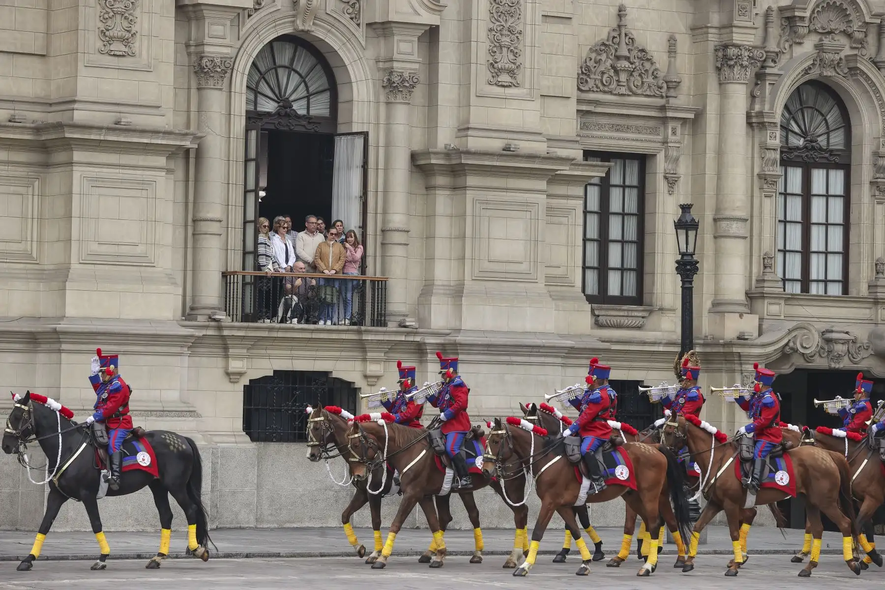 El Canciller, Elmer Schialer Salcedo, acompañado por el Nuncio Apostólico y miembros del Cuerpo Diplomático, presidieron el cambio de guardia, Regimiento de Caballería Glorioso Húsares de Junín, escolta del la Presidenta de la República. Foto: ANDINA/Prensa Presidencia