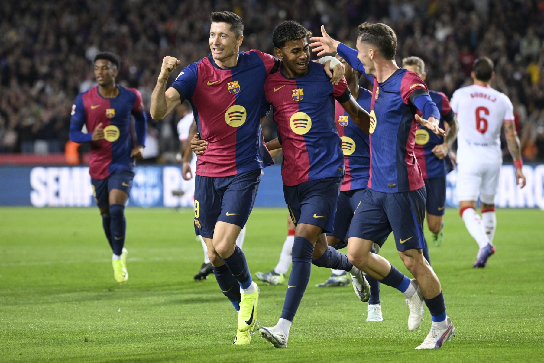 El delantero polaco del Barcelona  Robert Lewandowski celebra marcar el gol inicial desde el punto penal durante el partido de fútbol de la liga española entre el FC Barcelona y el Sevilla FC. Foto: AFP