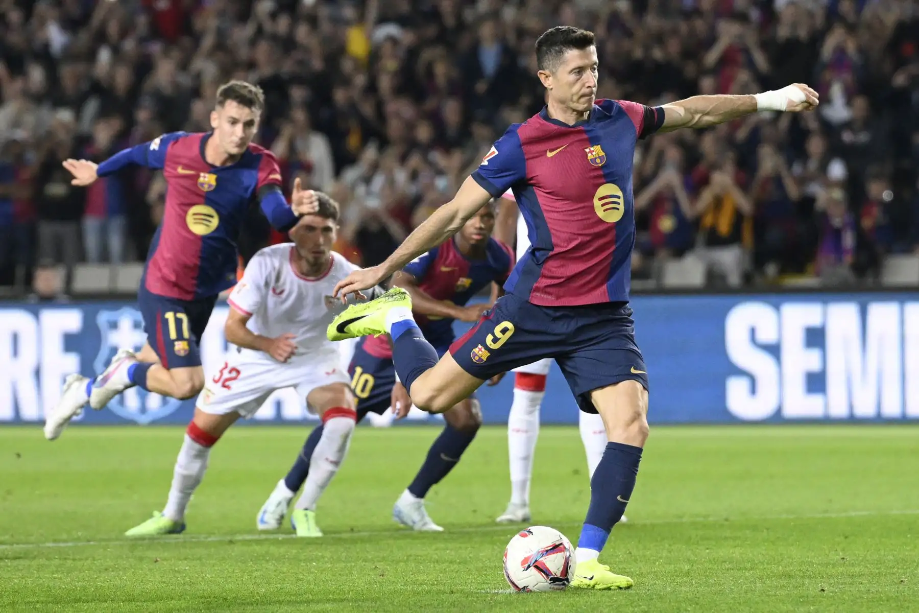 El delantero polaco del Barcelona, ​​Robert Lewandowski, dispara desde el punto de penalti y marca el primer gol durante el partido de fútbol de la liga española entre el FC Barcelona y el Sevilla FC en el Estadi Olimpic Lluis Companys en Barcelona. 
Foto: ANDINA/ AFP F