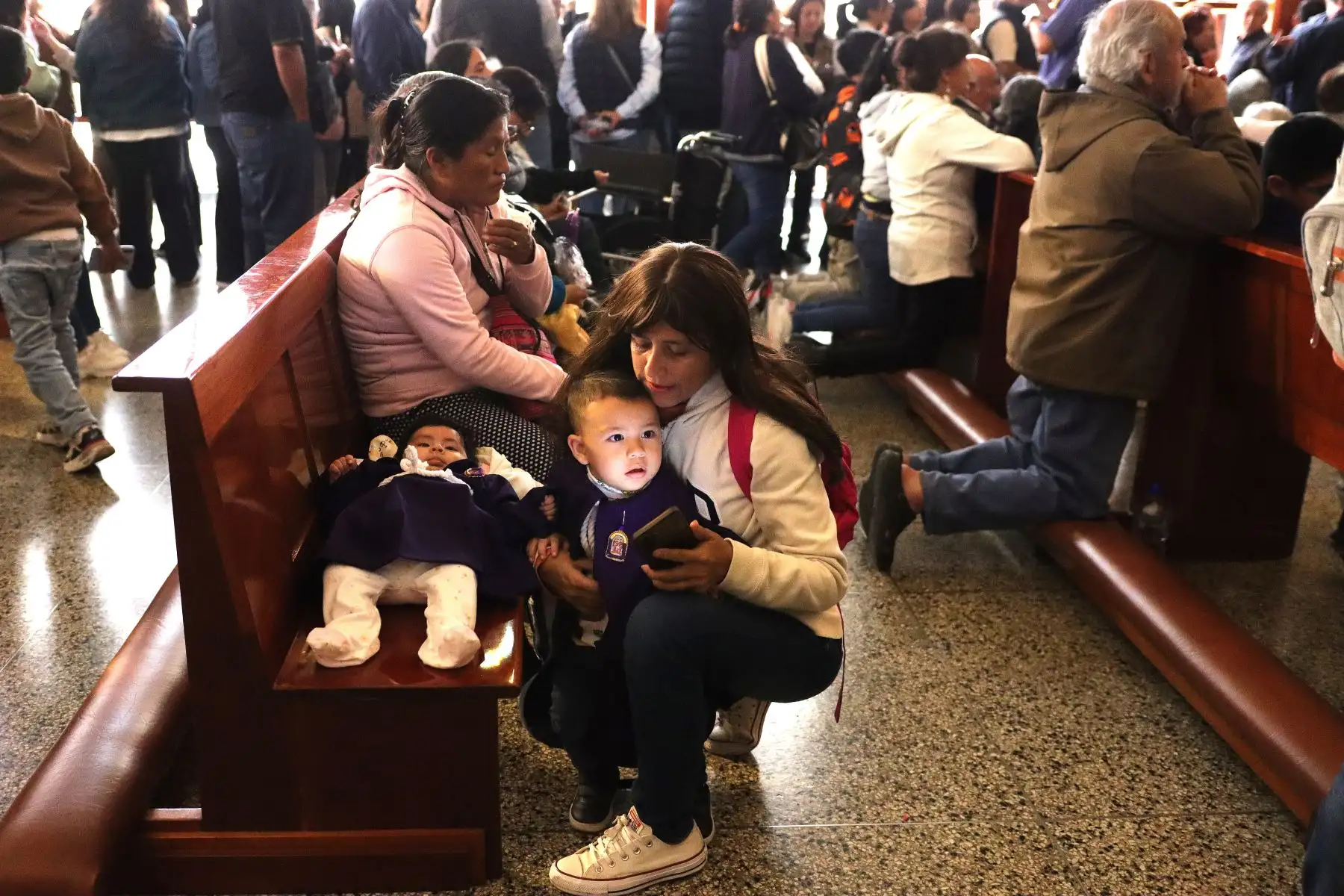 Cientos de devotos se congregan para rendir homenaje al Cristo de Pachacamilla en la iglesia de Las Nazarenas. 
Foto: ANDINA/ Lino Chipana.