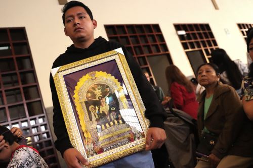 Devotos del Señor de los Milagros visitan la imagen en Las Nazarenas