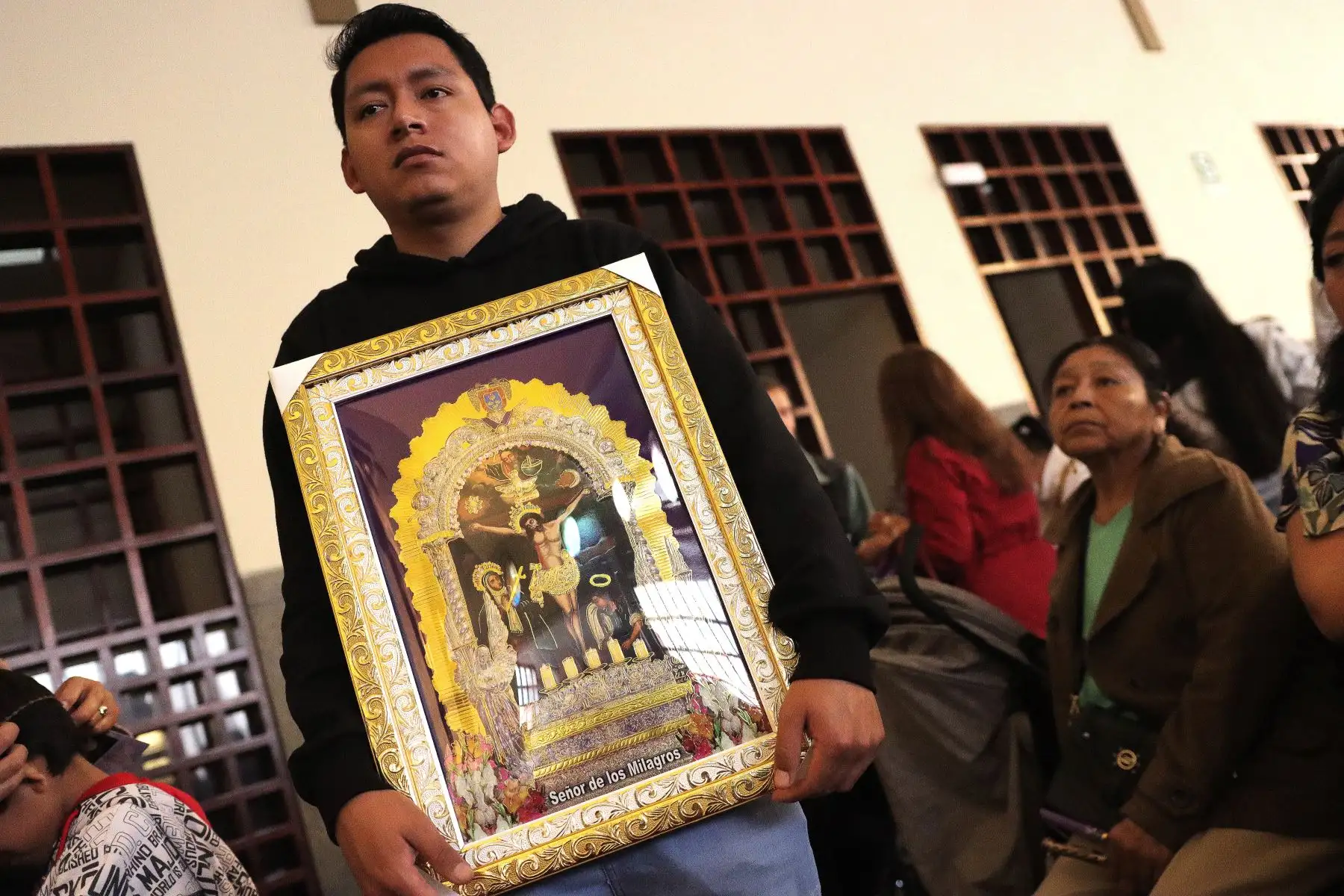 Cientos de devotos se congregan para rendir homenaje al Cristo de Pachacamilla en la iglesia de Las Nazarenas. 
Foto: ANDINA/ Lino Chipana.