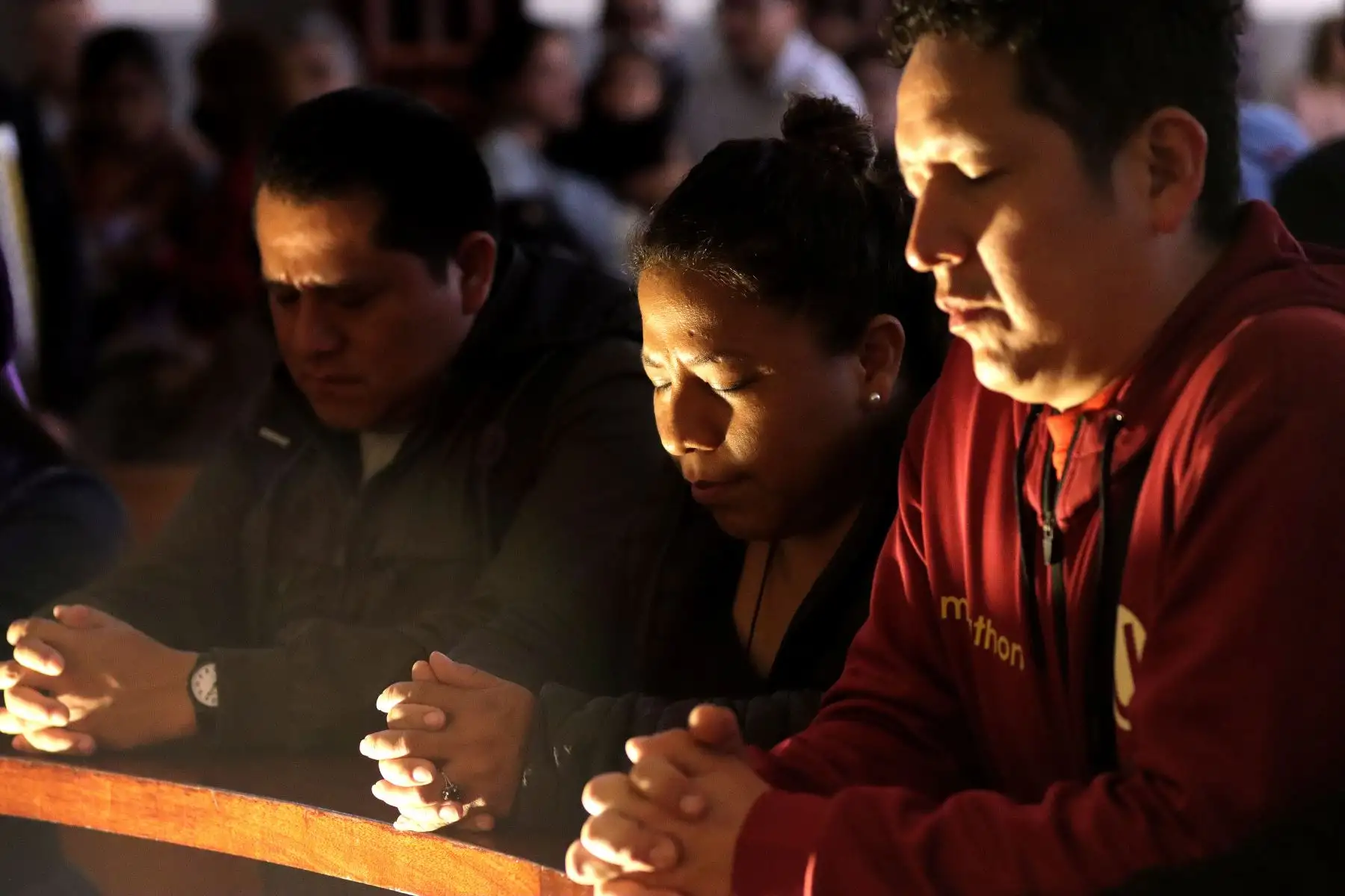 Cientos de devotos se congregan para rendir homenaje al Cristo de Pachacamilla en la iglesia de Las Nazarenas. 
Foto: ANDINA/ Lino Chipana.