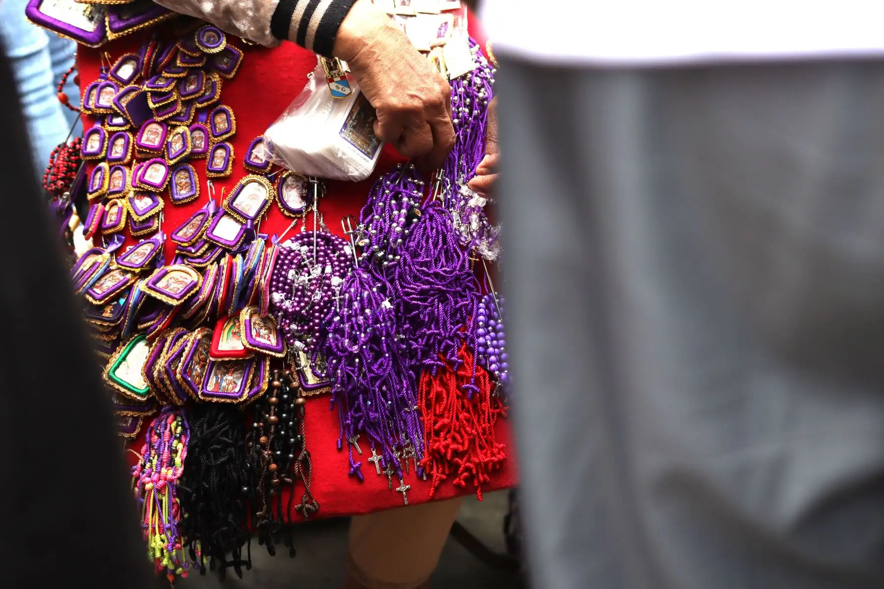 Cientos de devotos se congregan para rendir homenaje al Cristo de Pachacamilla en la iglesia de Las Nazarenas. 
Foto: ANDINA/ Lino Chipana.