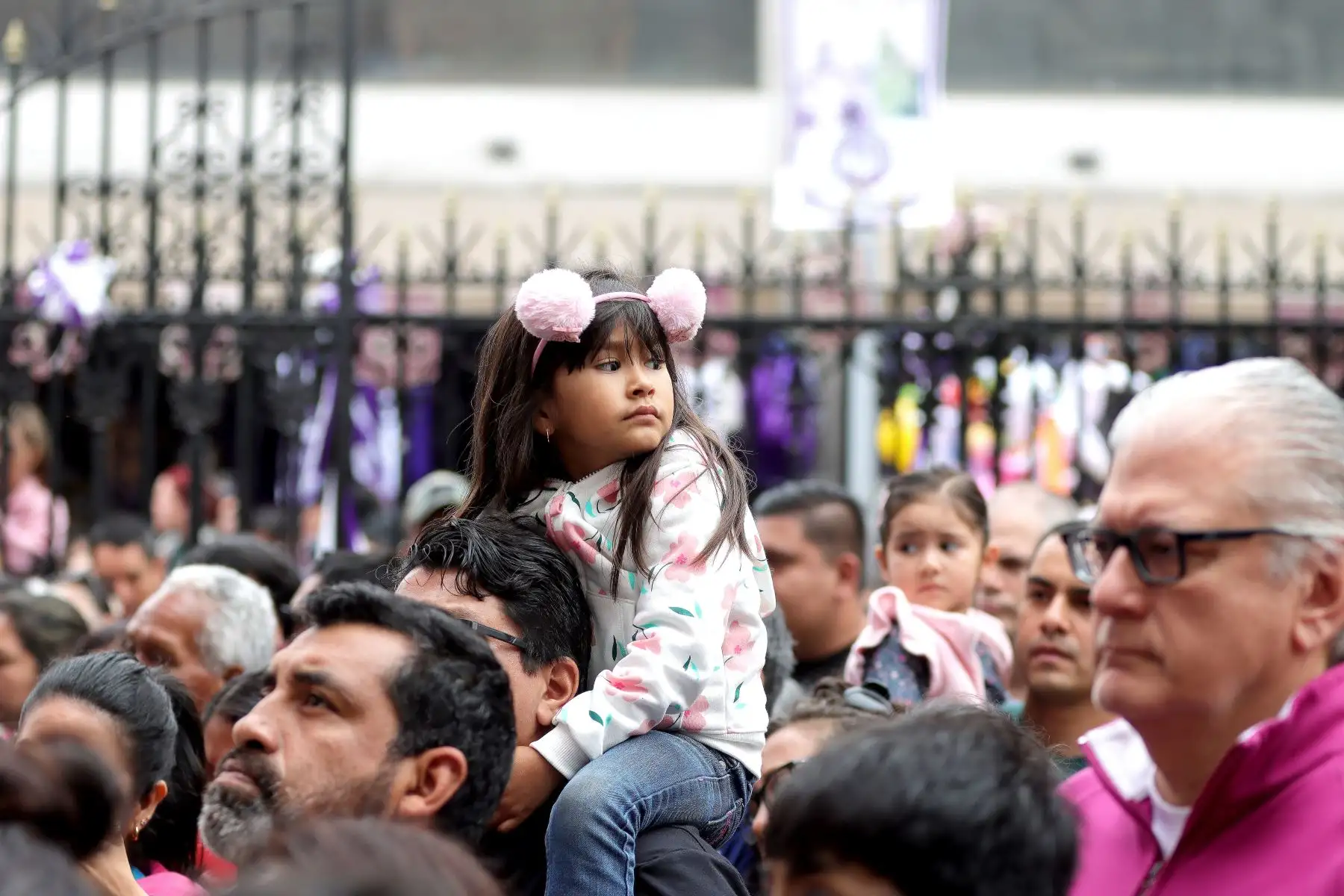Cientos de devotos se congregan para rendir homenaje al Cristo de Pachacamilla en la iglesia de Las Nazarenas. 
Foto: ANDINA/ Lino Chipana.