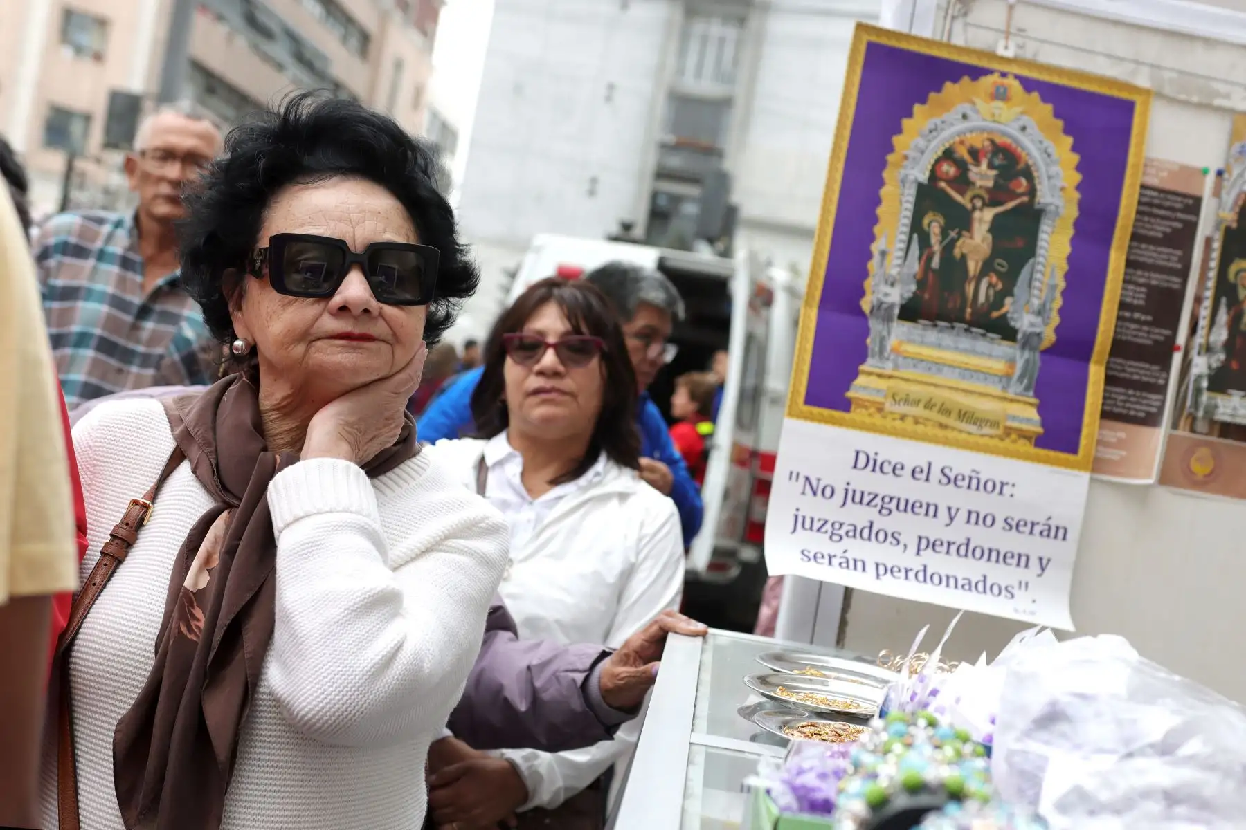 Cientos de devotos se congregan para rendir homenaje al Cristo de Pachacamilla en la iglesia de Las Nazarenas. 
Foto: ANDINA/ Lino Chipana.