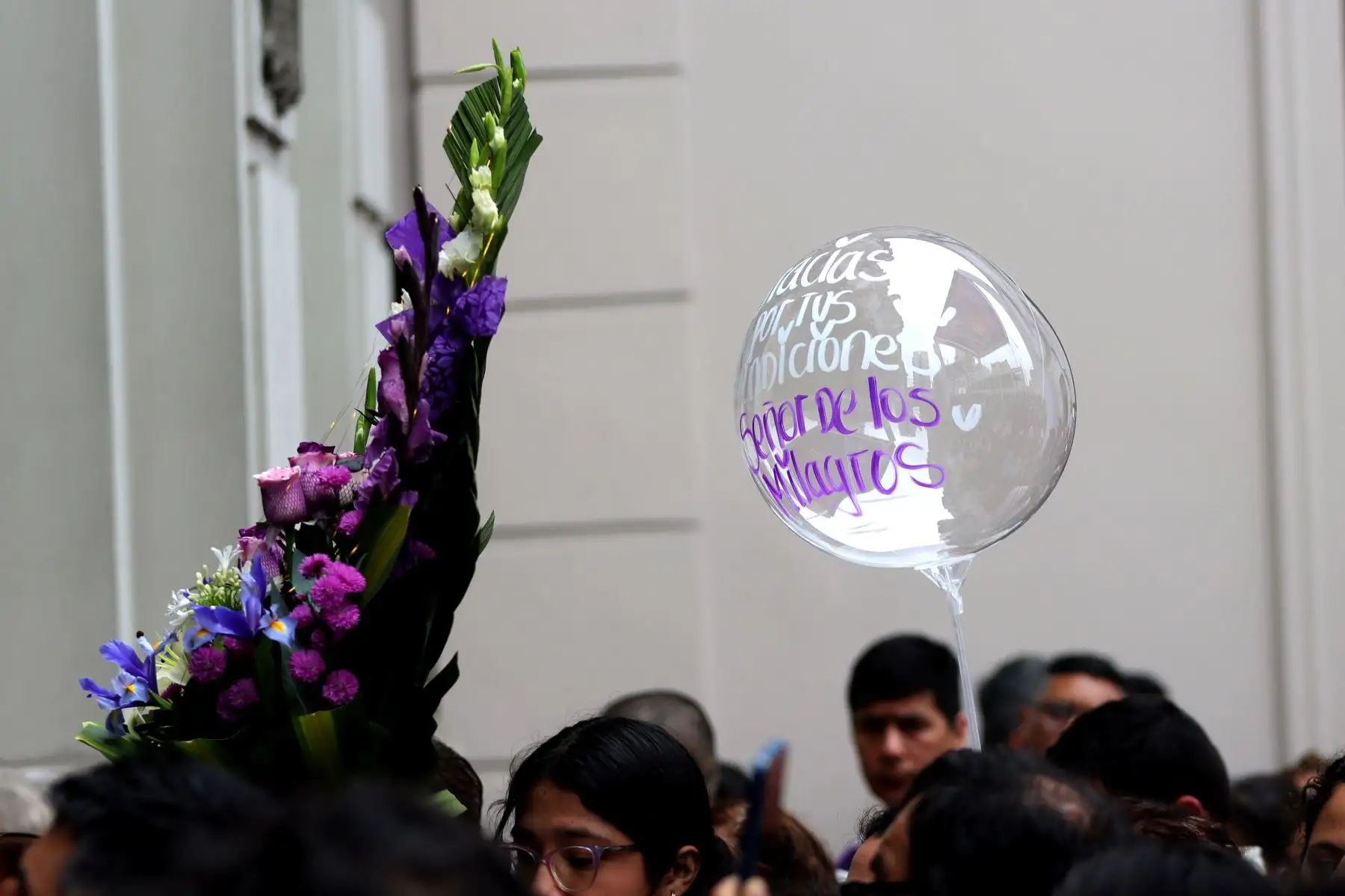 Cientos de devotos se congregan para rendir homenaje al Cristo de Pachacamilla en la iglesia de Las Nazarenas. 
Foto: ANDINA/ Lino Chipana.