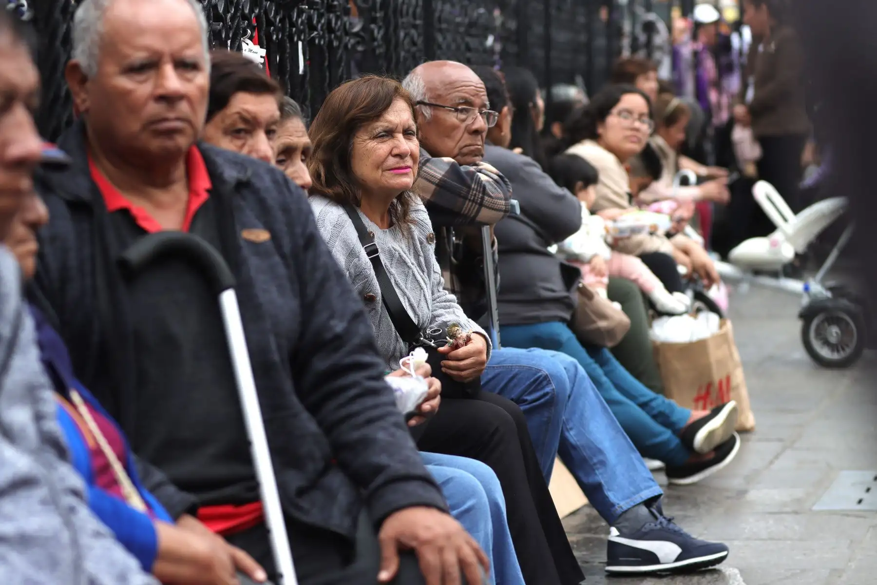 Cientos de devotos se congregan para rendir homenaje al Cristo de Pachacamilla en la iglesia de Las Nazarenas. 
Foto: ANDINA/ Lino Chipana.