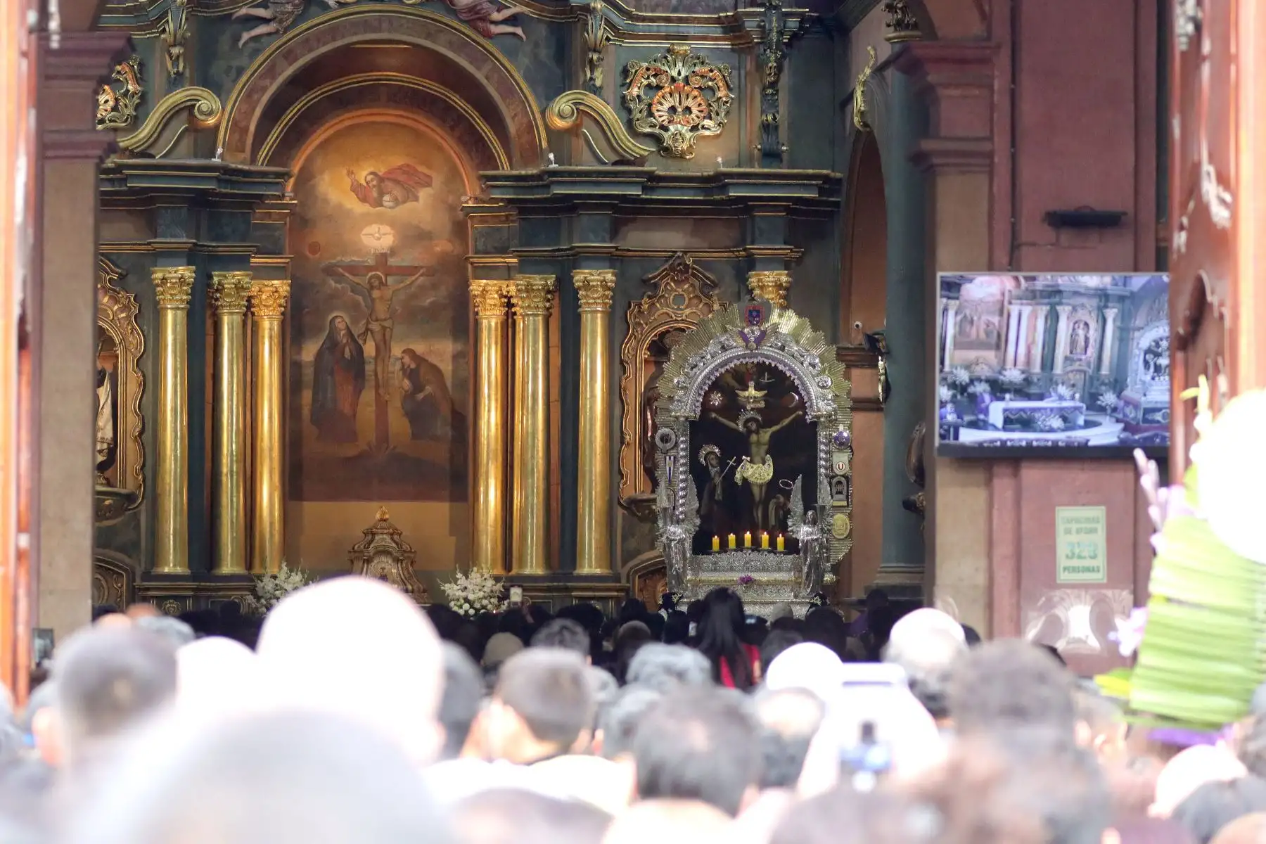 Cientos de devotos se congregan para rendir homenaje al Cristo de Pachacamilla en la iglesia de Las Nazarenas. 
Foto: ANDINA/ Lino Chipana.