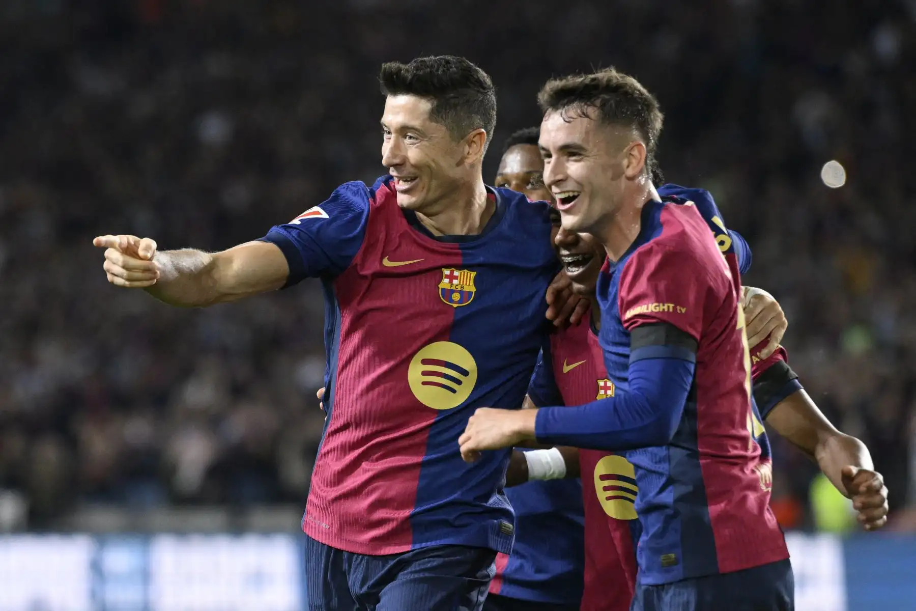 El delantero polaco del Barcelona, ​​Robert Lewandowski, celebra el primer gol desde el punto de penalti durante el partido de fútbol de la liga española entre el FC Barcelona y el Sevilla FC en el Estadi Olimpic Lluis Companys en Barcelona. 
Foto: ANDINA/AFP