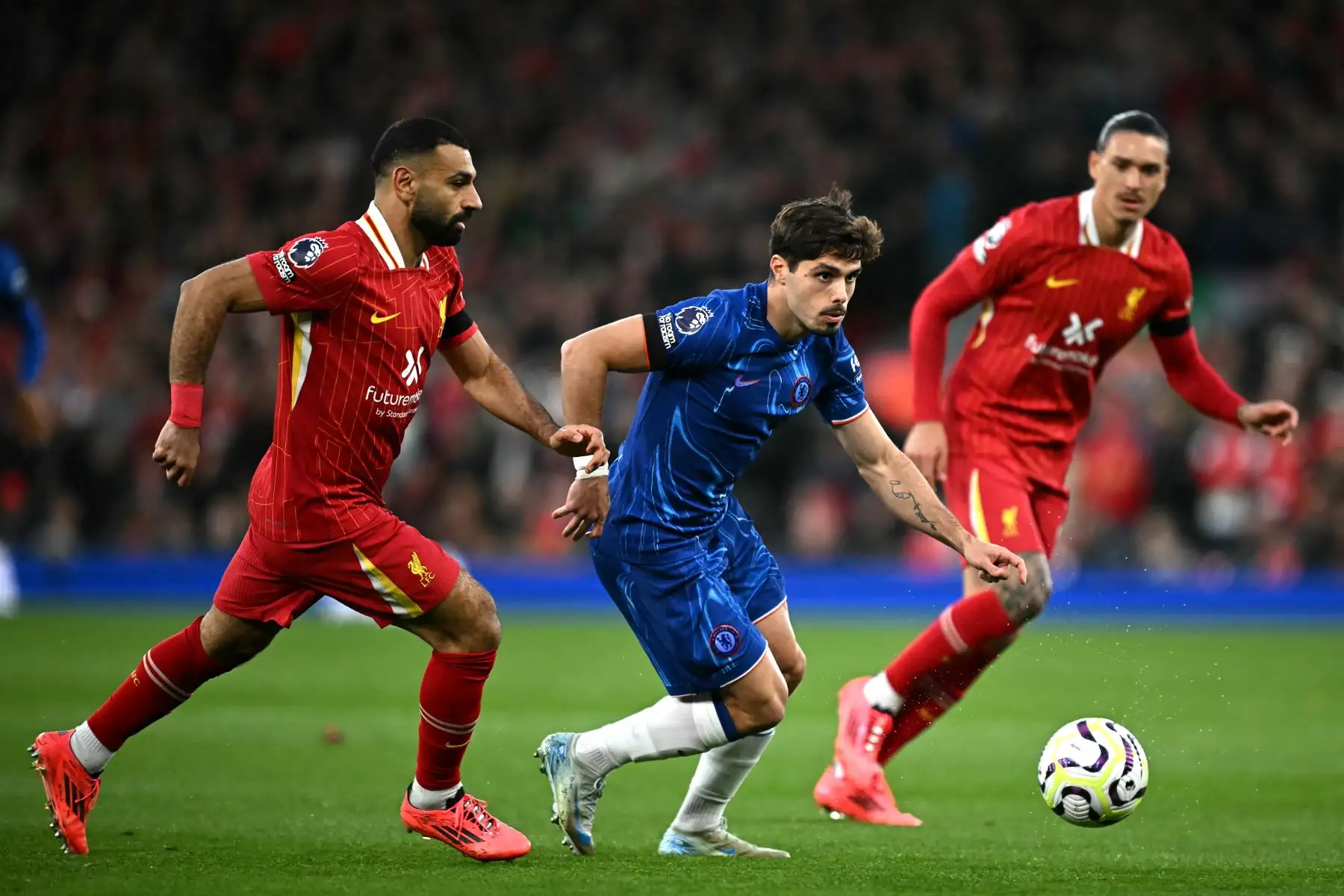 El centrocampista portugués del Chelsea  Pedro Neto corre con el balón del delantero egipcio del Liverpool Mohamed Salah durante el partido de fútbol de la Premier League inglesa entre Liverpool y Chelsea en Anfield en Liverpool, noroeste de Inglaterra.
Foto: ANDINA/AFP