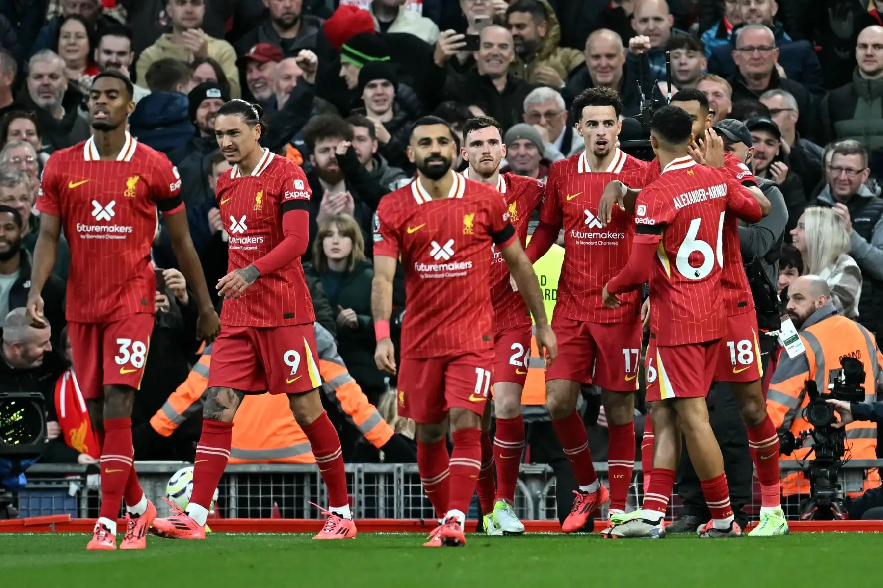 El centrocampista inglés del Liverpool, Curtis Jones, celebra el segundo gol del equipo durante el partido de fútbol de la Premier League inglesa entre Liverpool y Chelsea en Anfield en Liverpool, noroeste de Inglaterra. 
Foto: ANDINA/AFP