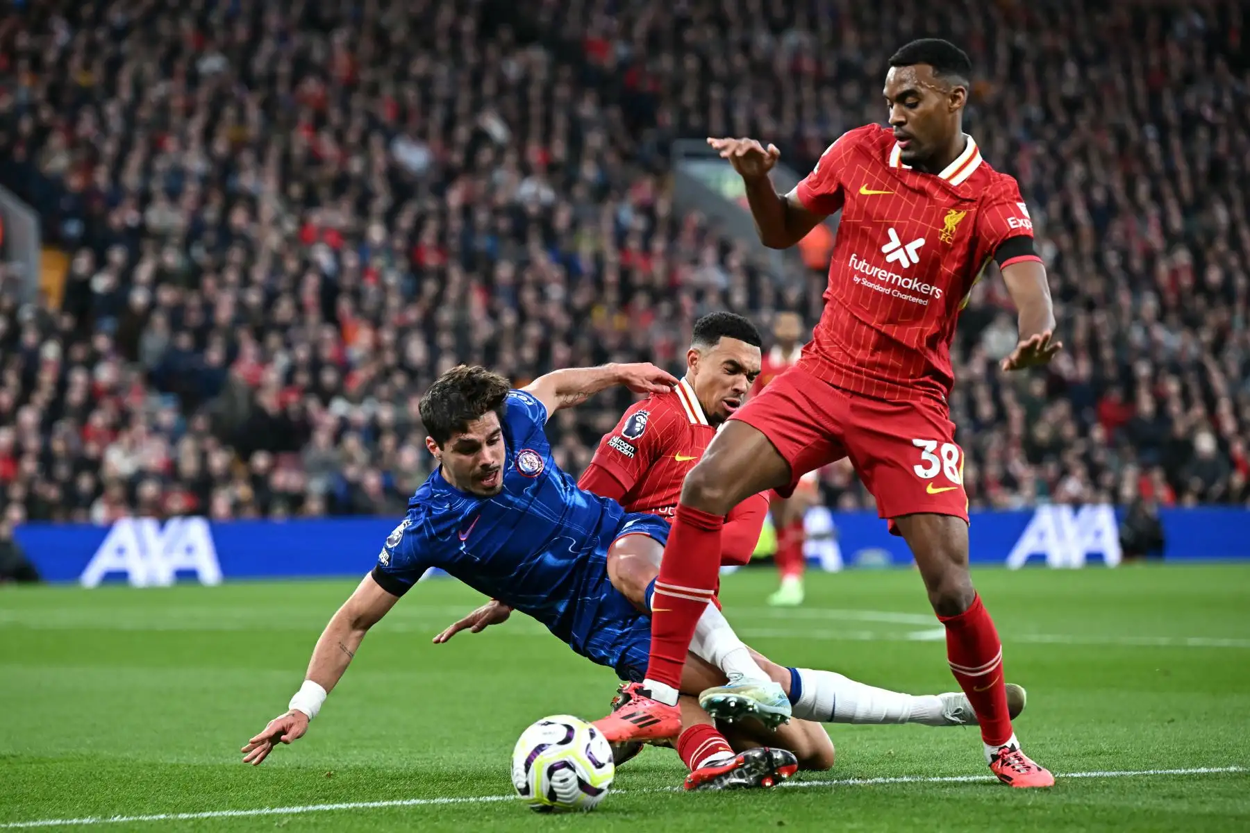 El centrocampista portugués del Chelsea Pedro Neto compite por el balón con el defensor inglés del Liverpool Trent Alexander-Arnold y el centrocampista holandés del Liverpool Ryan Gravenberch durante el partido de fútbol de la Premier League inglesa entre Liverpool y Chelsea en Anfield en Liverpool, noroeste de Inglaterra. Foto: ANDINA/AFP
